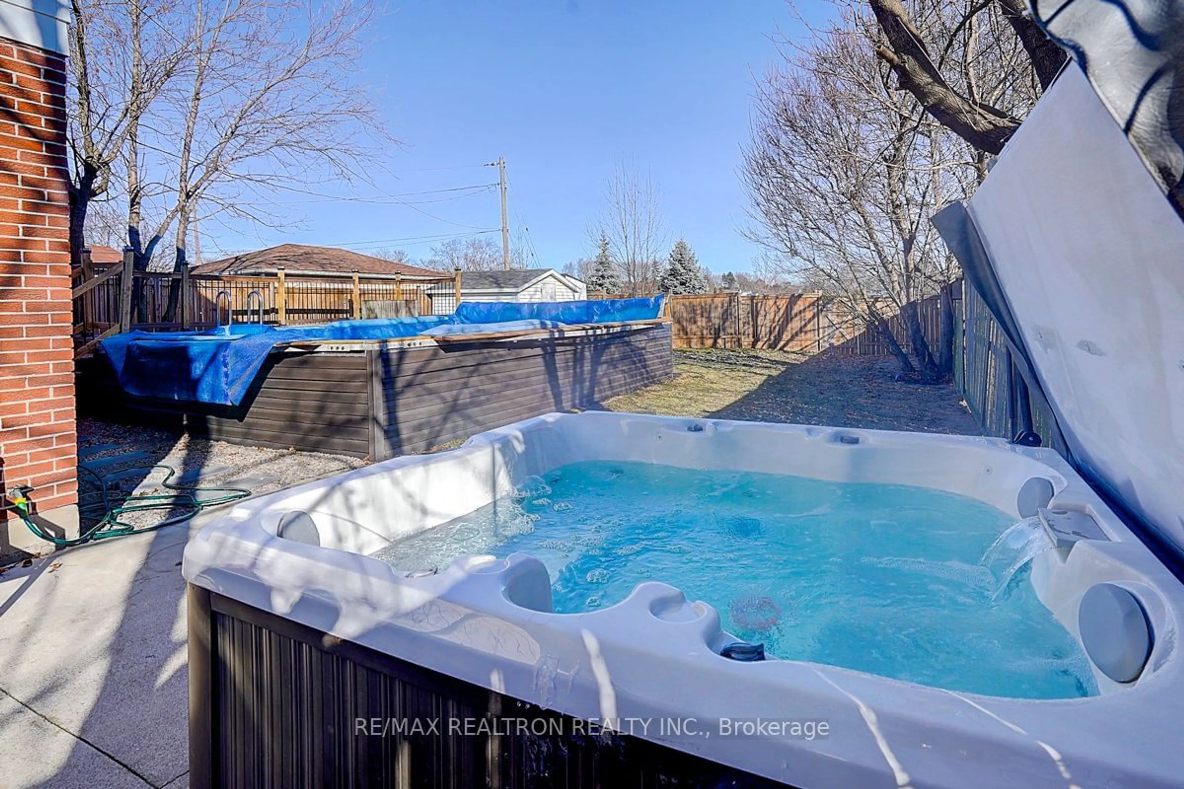 Pool for 1217 Tavistock Dr, Burlington Ontario L7P 2N6