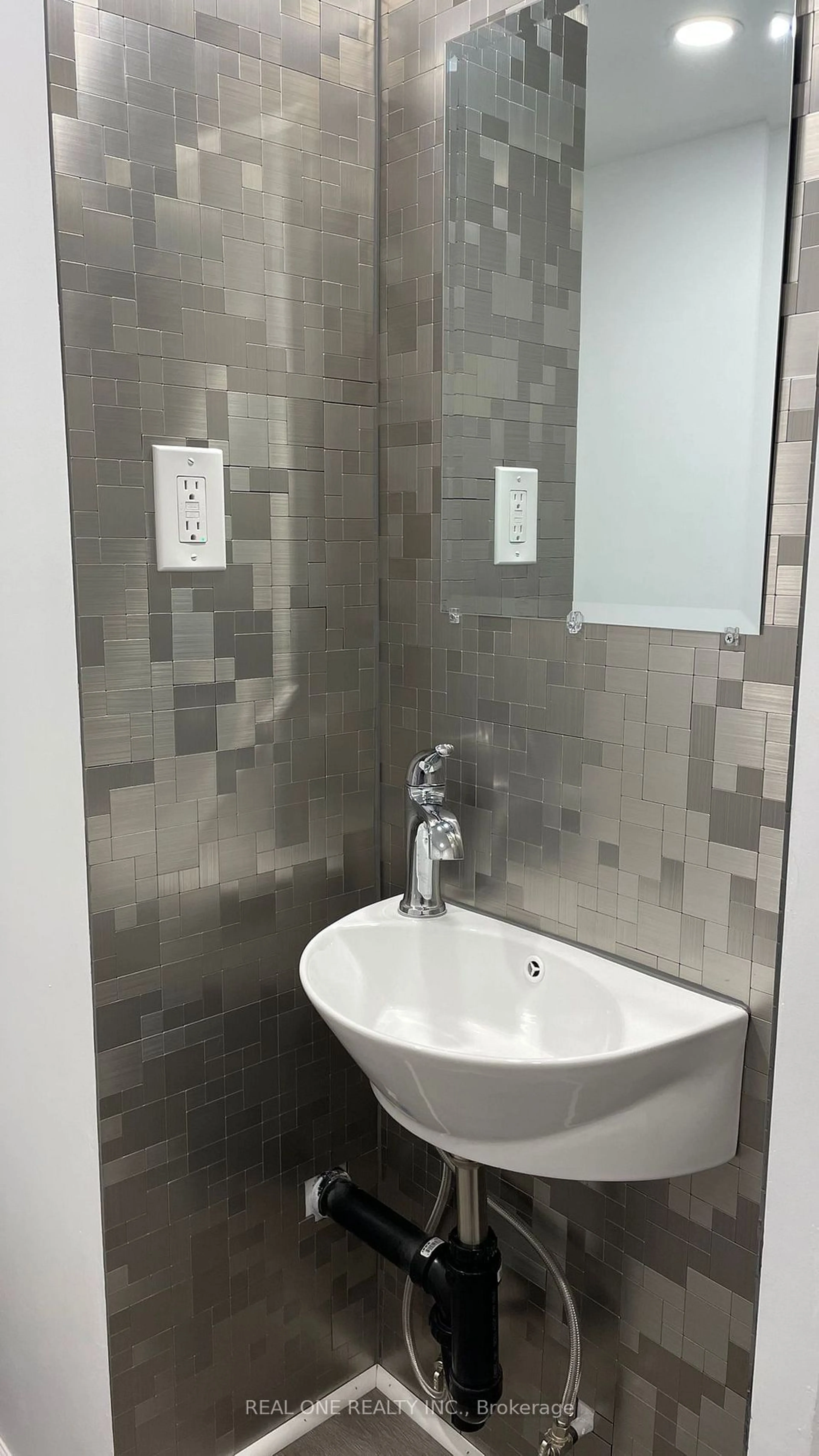 Standard bathroom, ceramic/tile floor for 10 Norbrook Cres, Toronto Ontario M9V 4P8