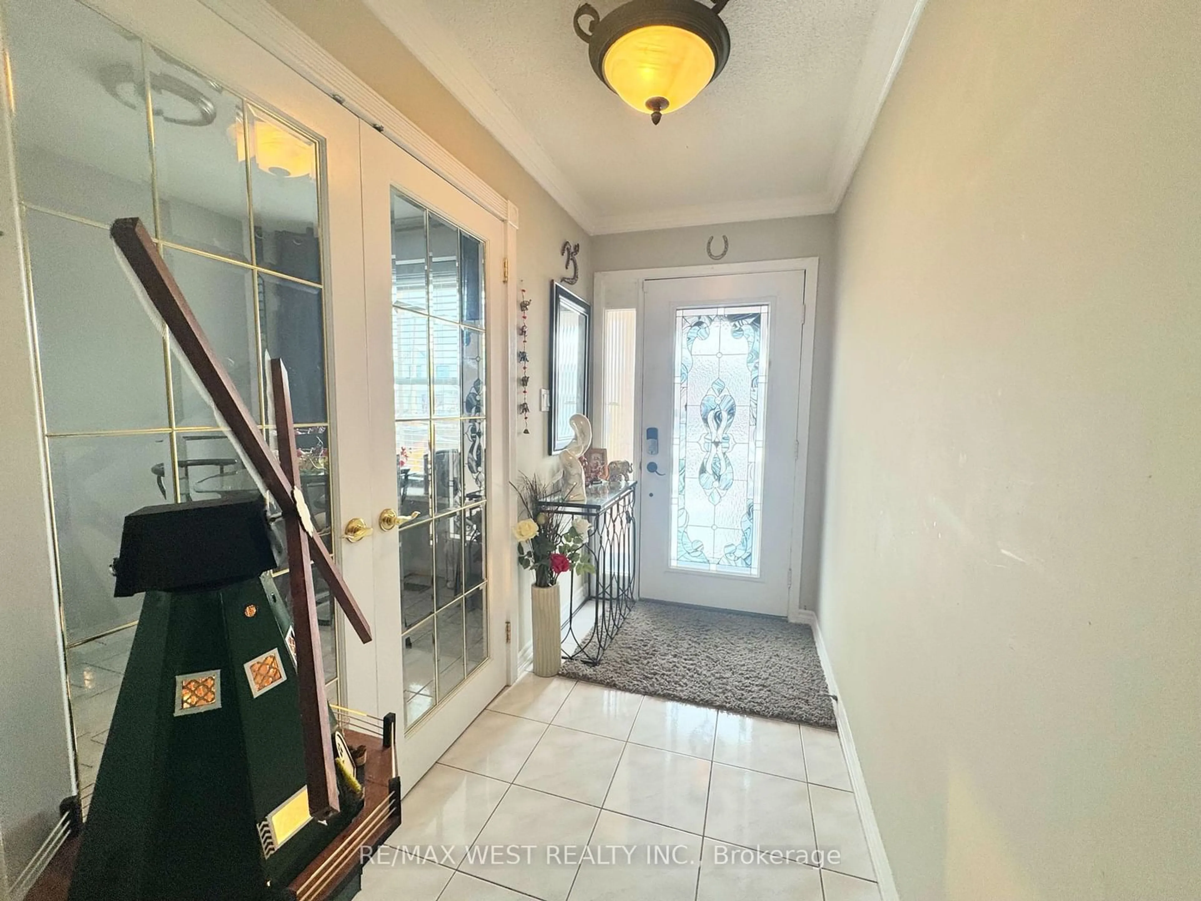 Indoor foyer for 425 Hansen Rd, Brampton Ontario L6V 3P6