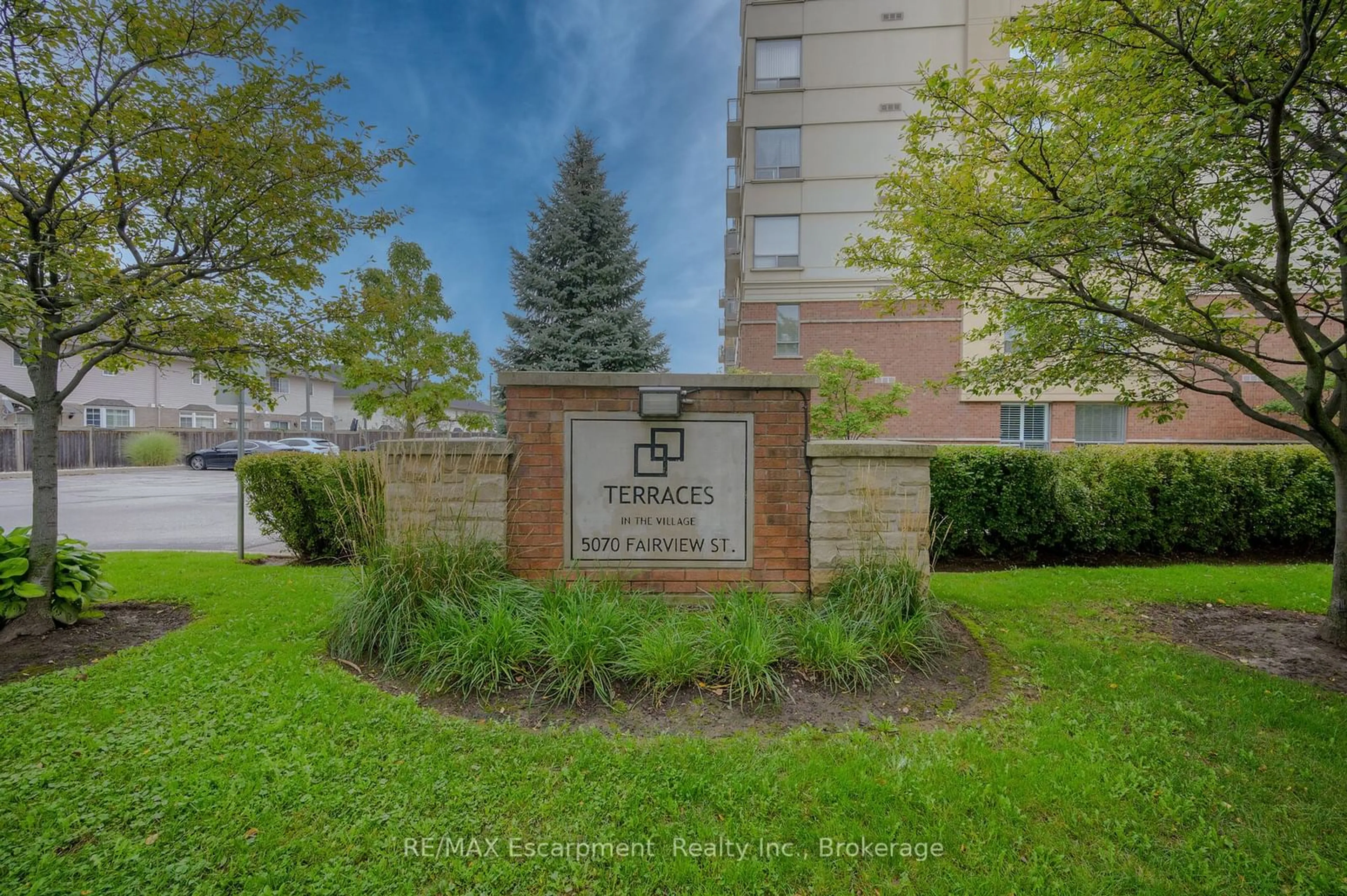 Indoor foyer for 5070 Fairview St #209, Burlington Ontario L7L 0B8