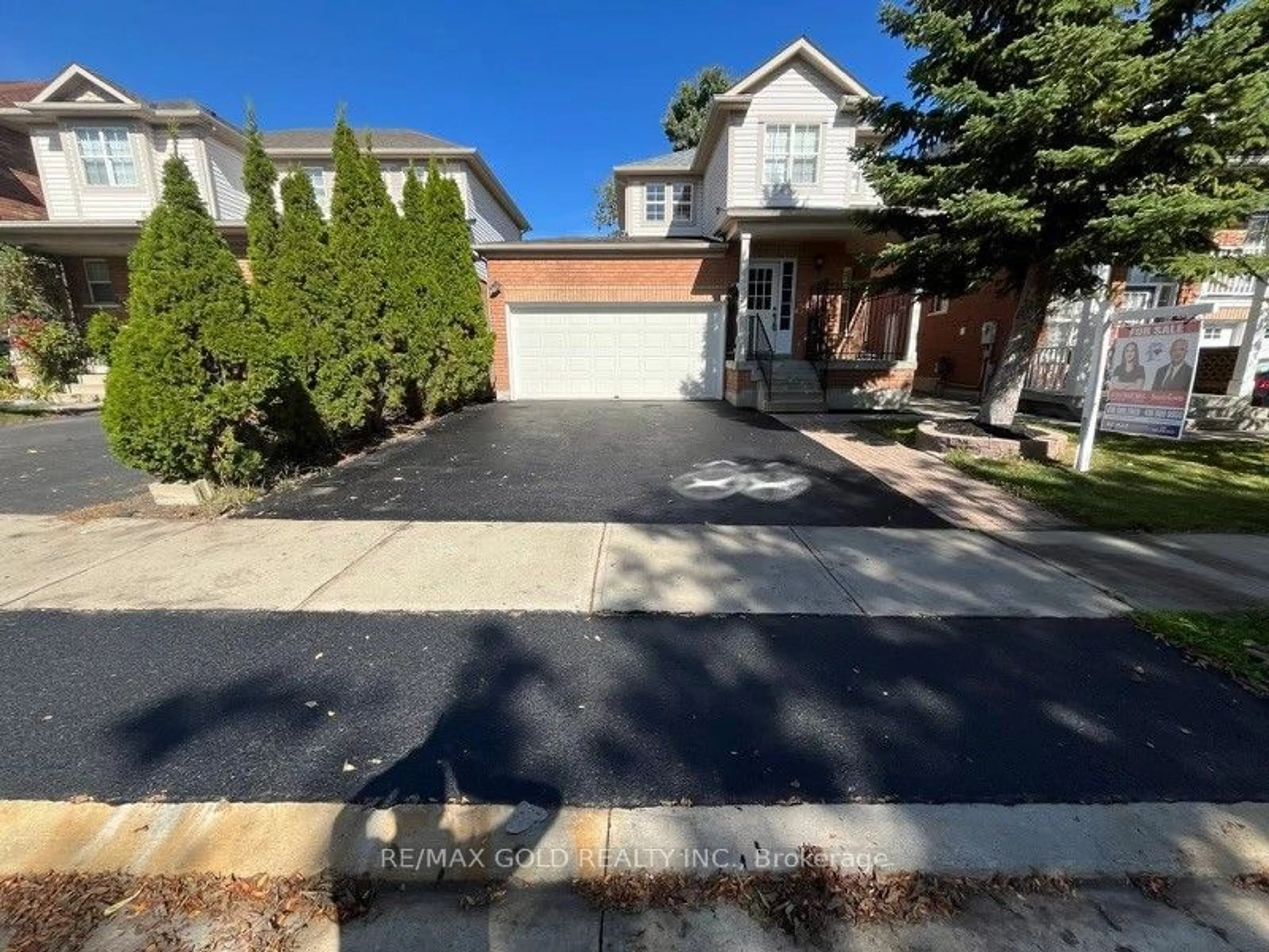 A pic from outside/outdoor area/front of a property/back of a property/a pic from drone, street for 21 Poplar Plains Rd, Brampton Ontario L7A 1Z5