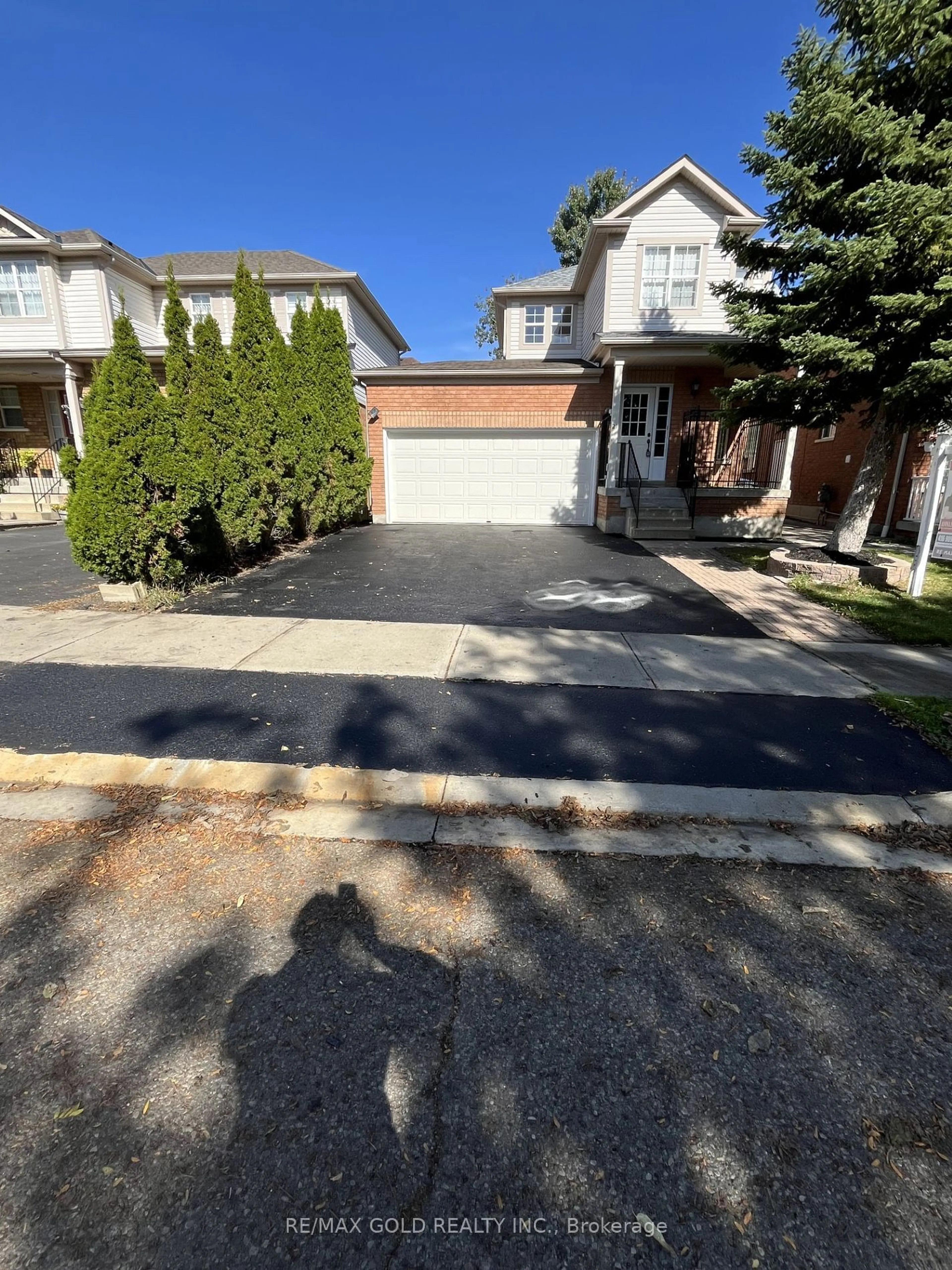 A pic from outside/outdoor area/front of a property/back of a property/a pic from drone, street for 21 Poplar Plains Rd, Brampton Ontario L7A 1Z5