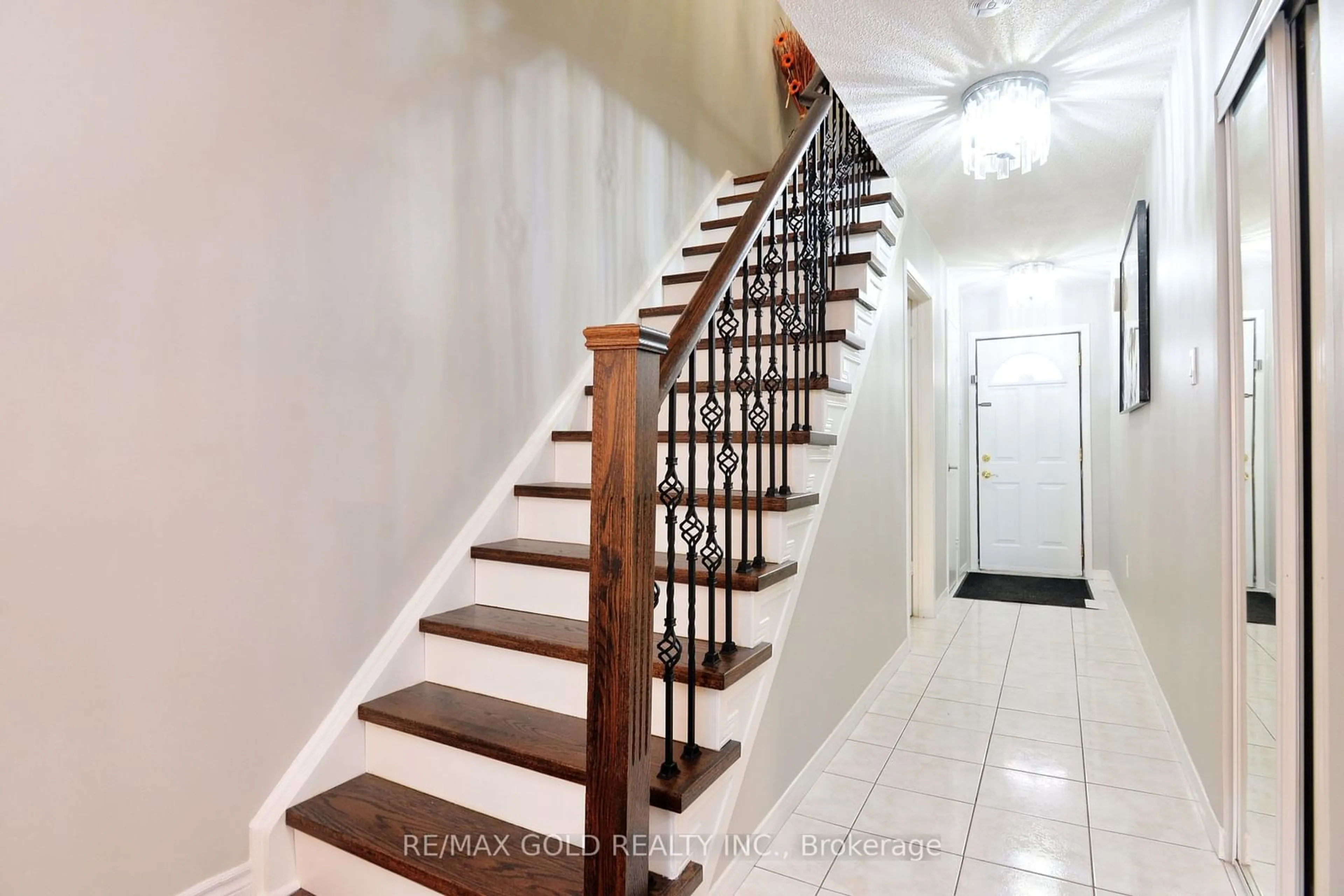 Stairs for 88 Dawson Cres, Brampton Ontario L6V 3M6