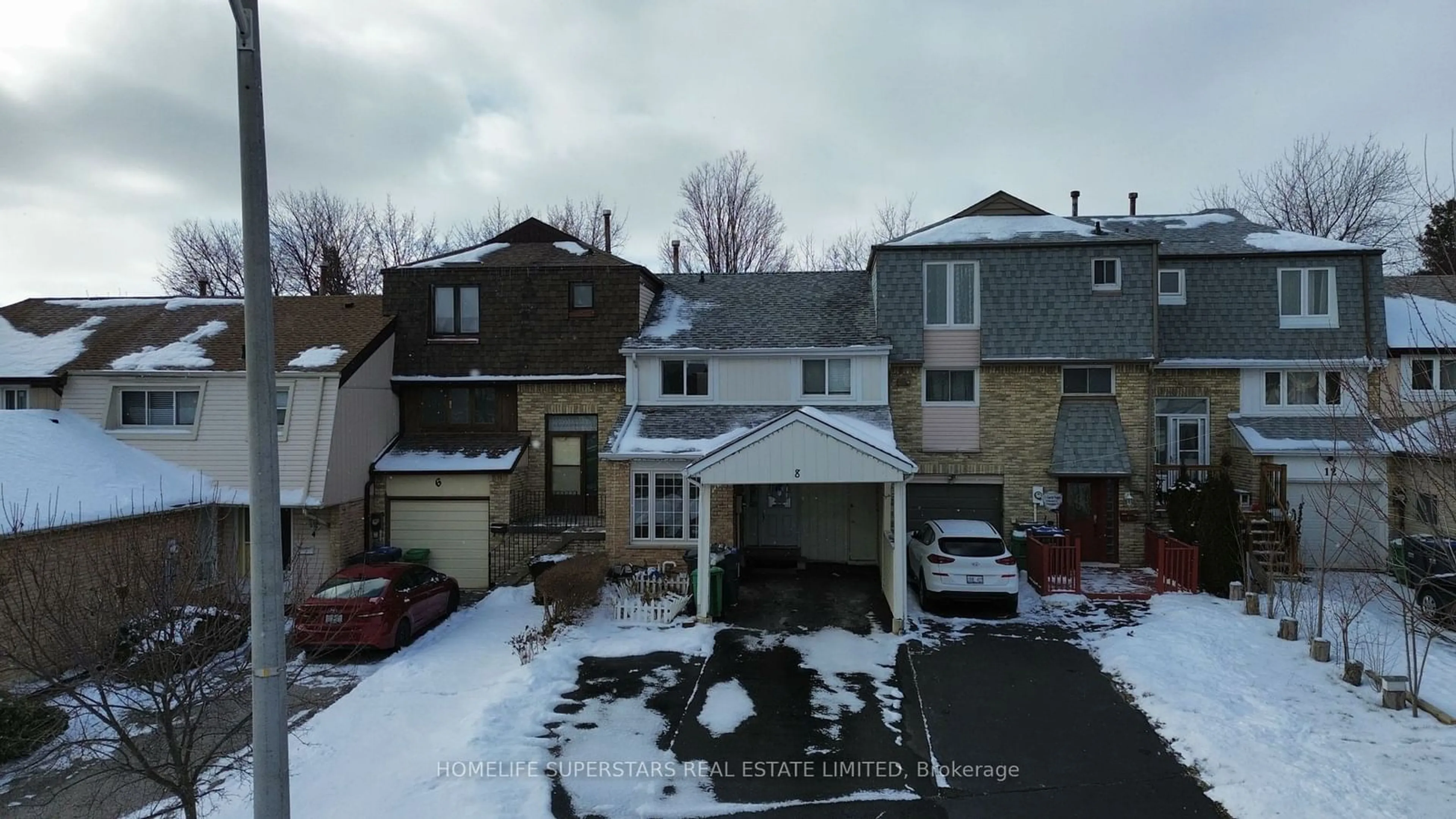 A pic from outside/outdoor area/front of a property/back of a property/a pic from drone, street for 8 Maraboo Crt, Brampton Ontario L6Z 1B4