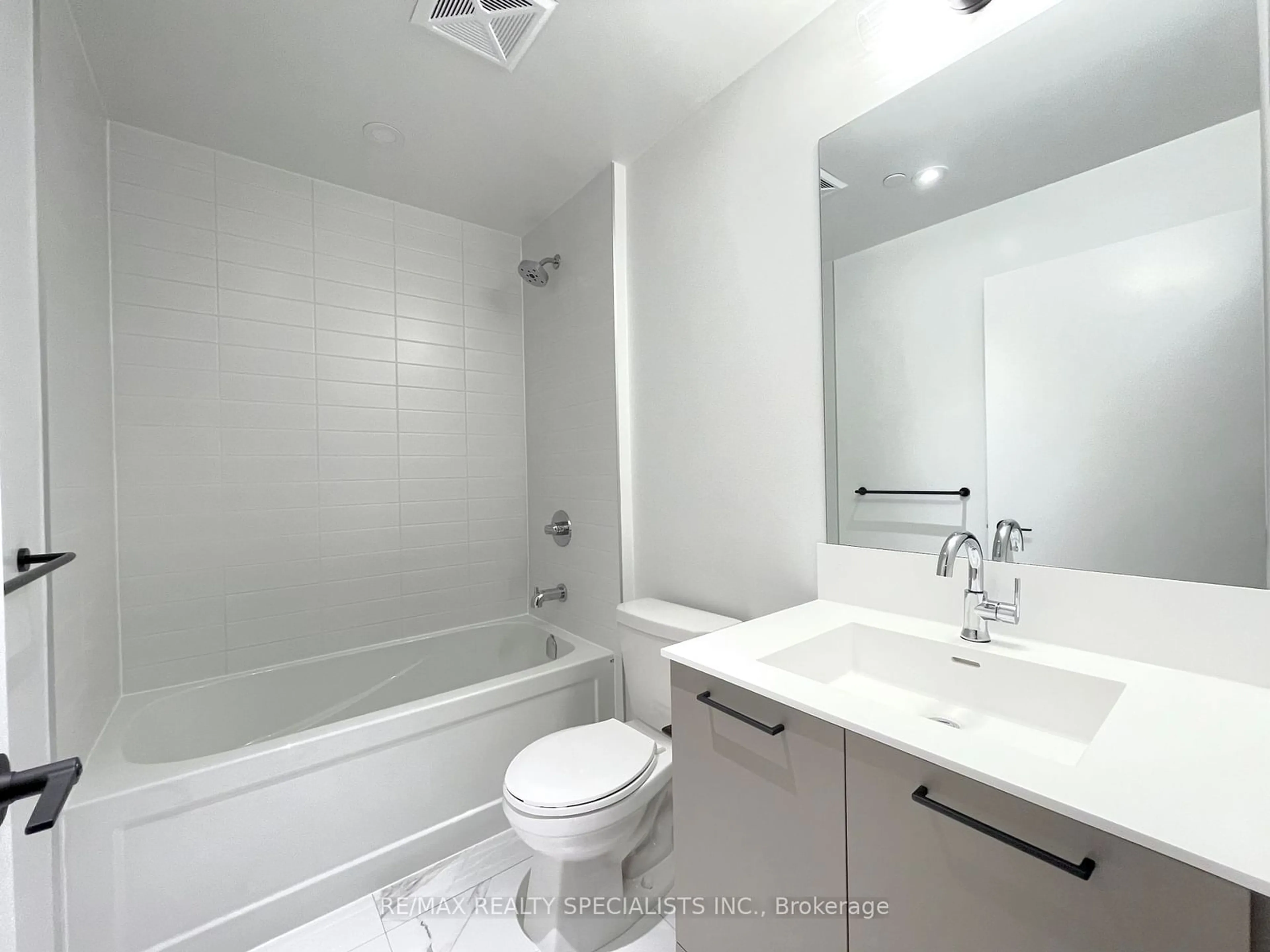 Standard bathroom, ceramic/tile floor for 10 Lagerfeld Dr #412, Brampton Ontario L7A 0H8