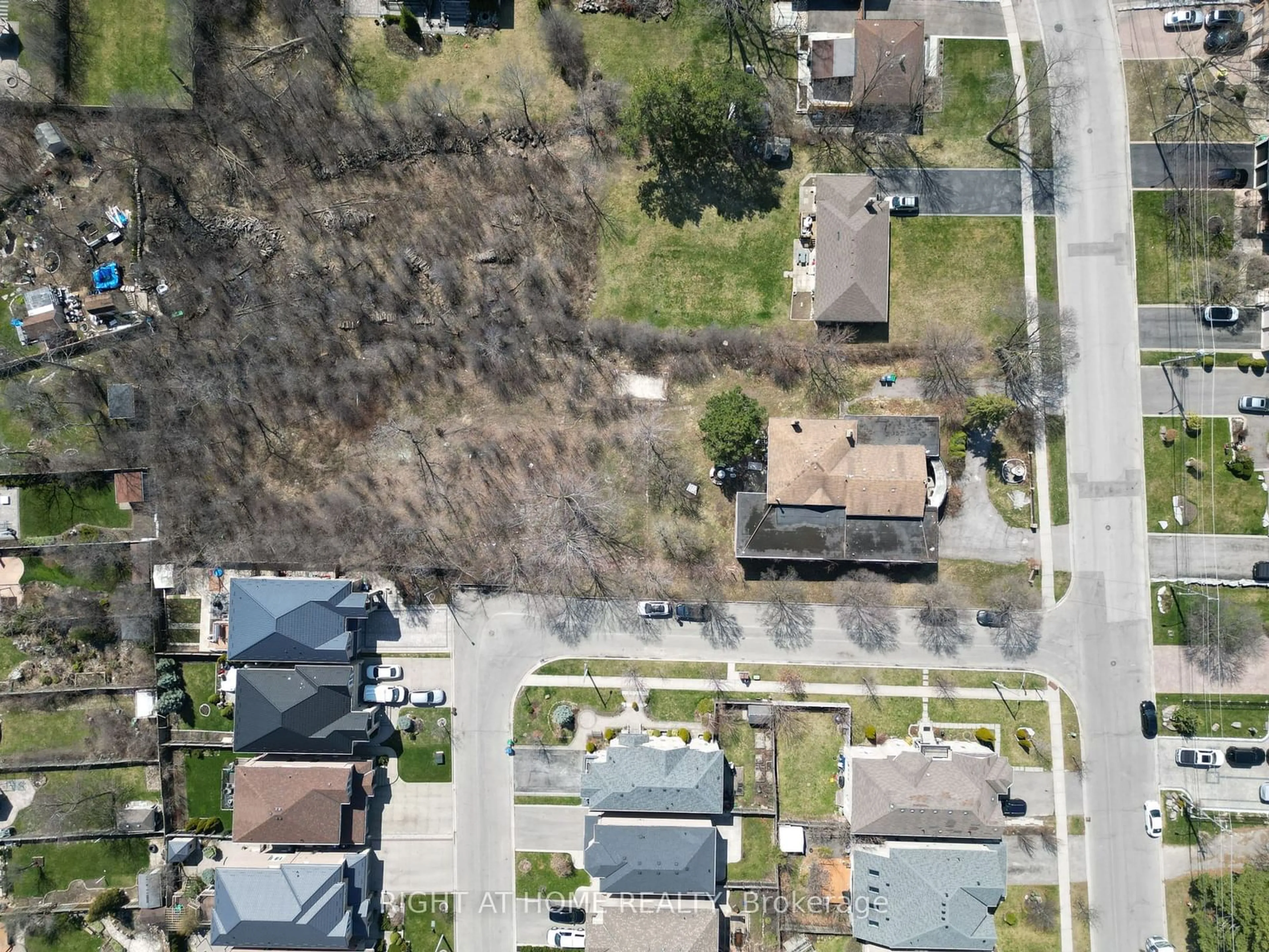 A pic from outside/outdoor area/front of a property/back of a property/a pic from drone, street for 120 Fairview Rd #A1, Mississauga Ontario L5B 1K6