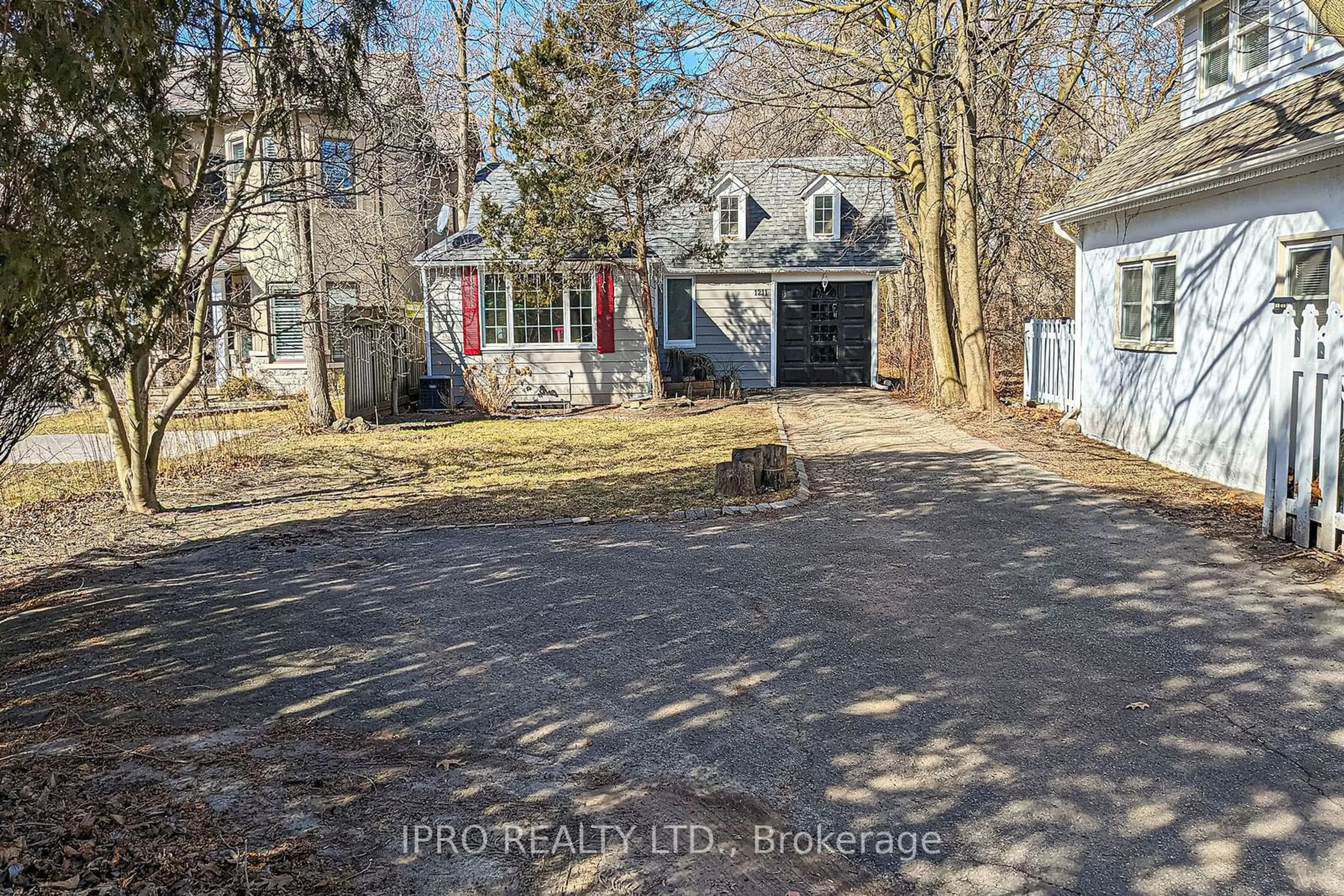 A pic from outside/outdoor area/front of a property/back of a property/a pic from drone, street for 1211 Lorne Park Rd, Mississauga Ontario L5H 3A7