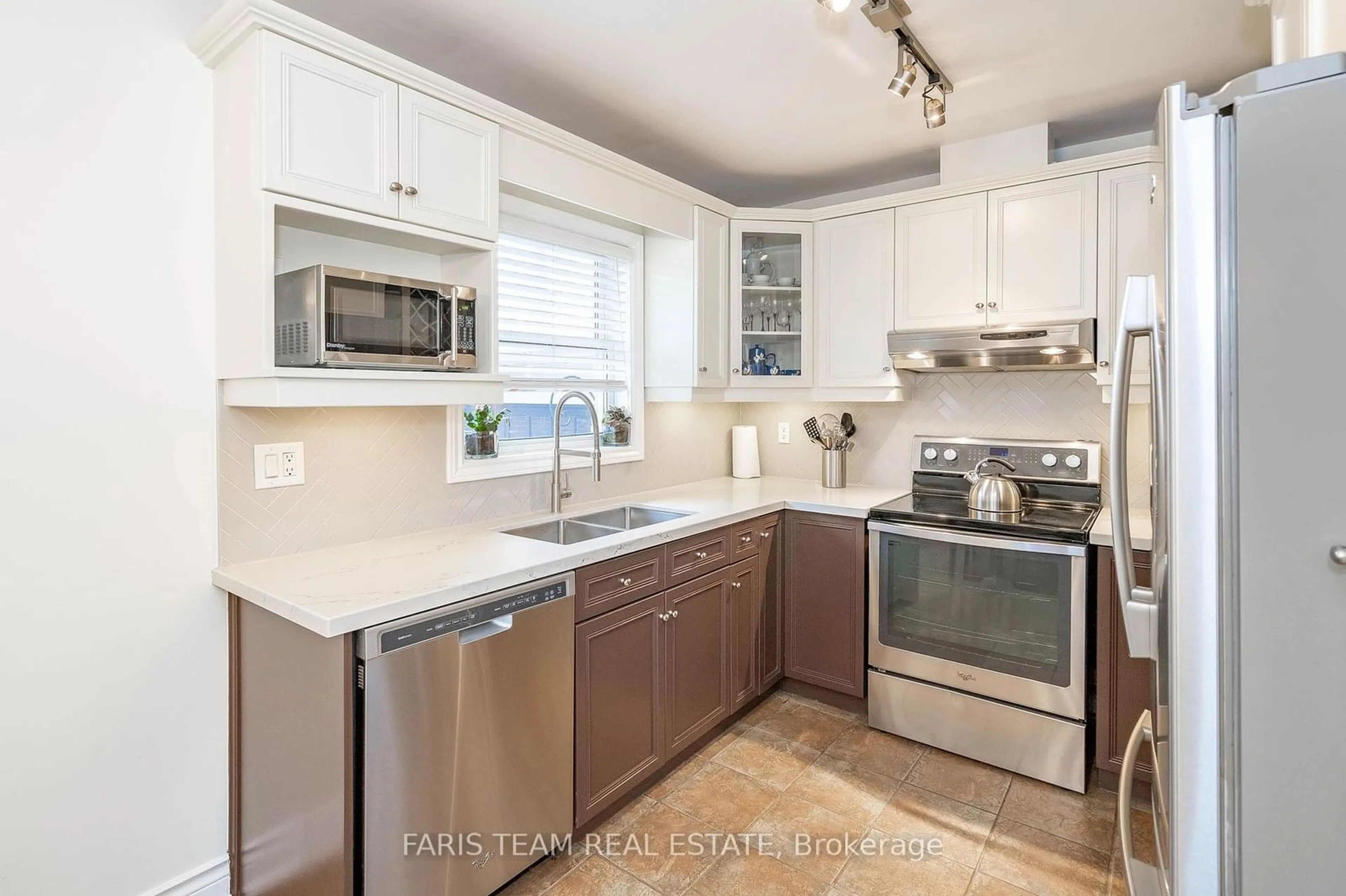 Open concept kitchen, unknown for 54 William St, Toronto Ontario M9N 2G7