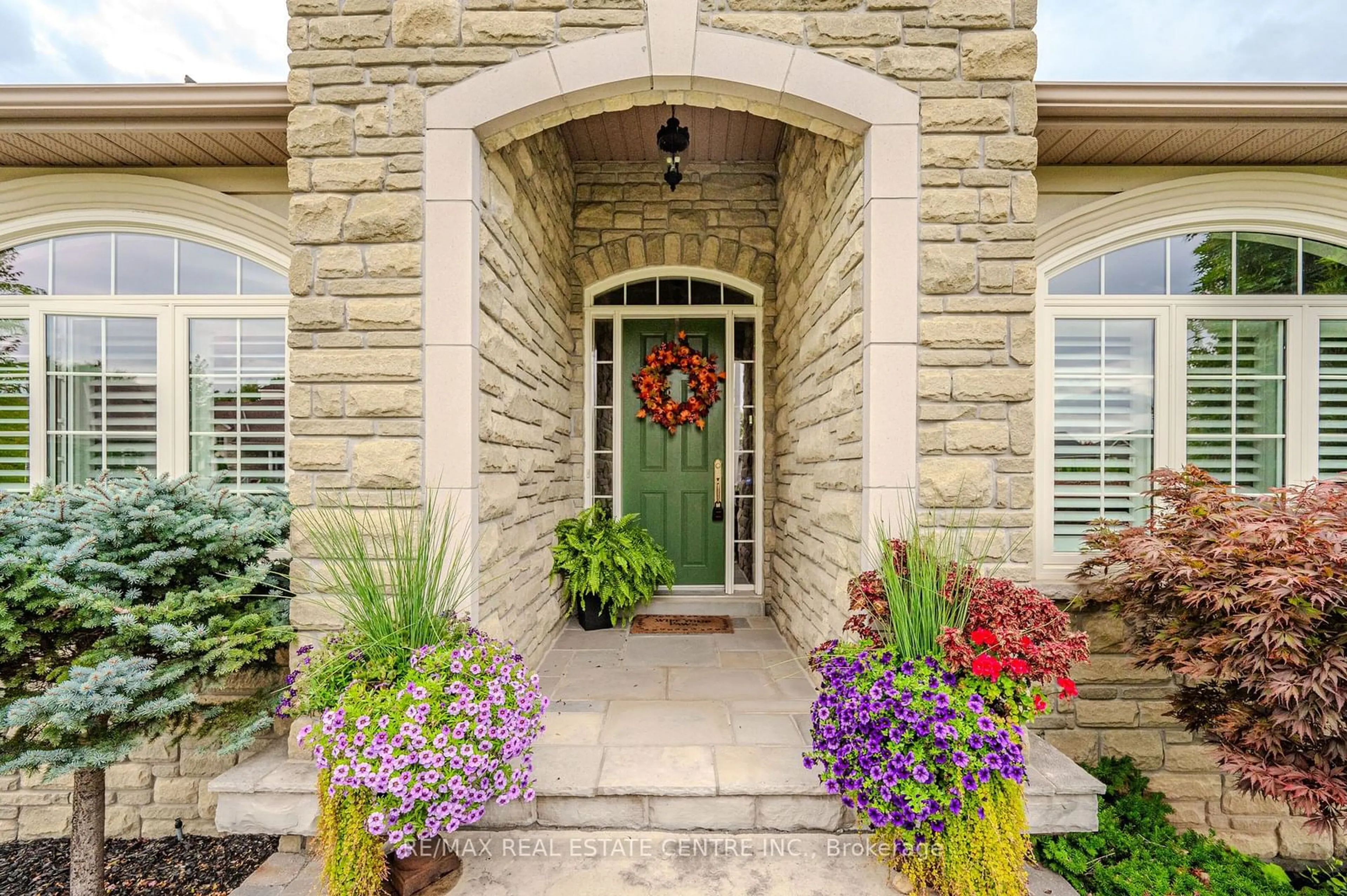 Indoor entryway for 25 Young Crt, Orangeville Ontario L9W 0A8