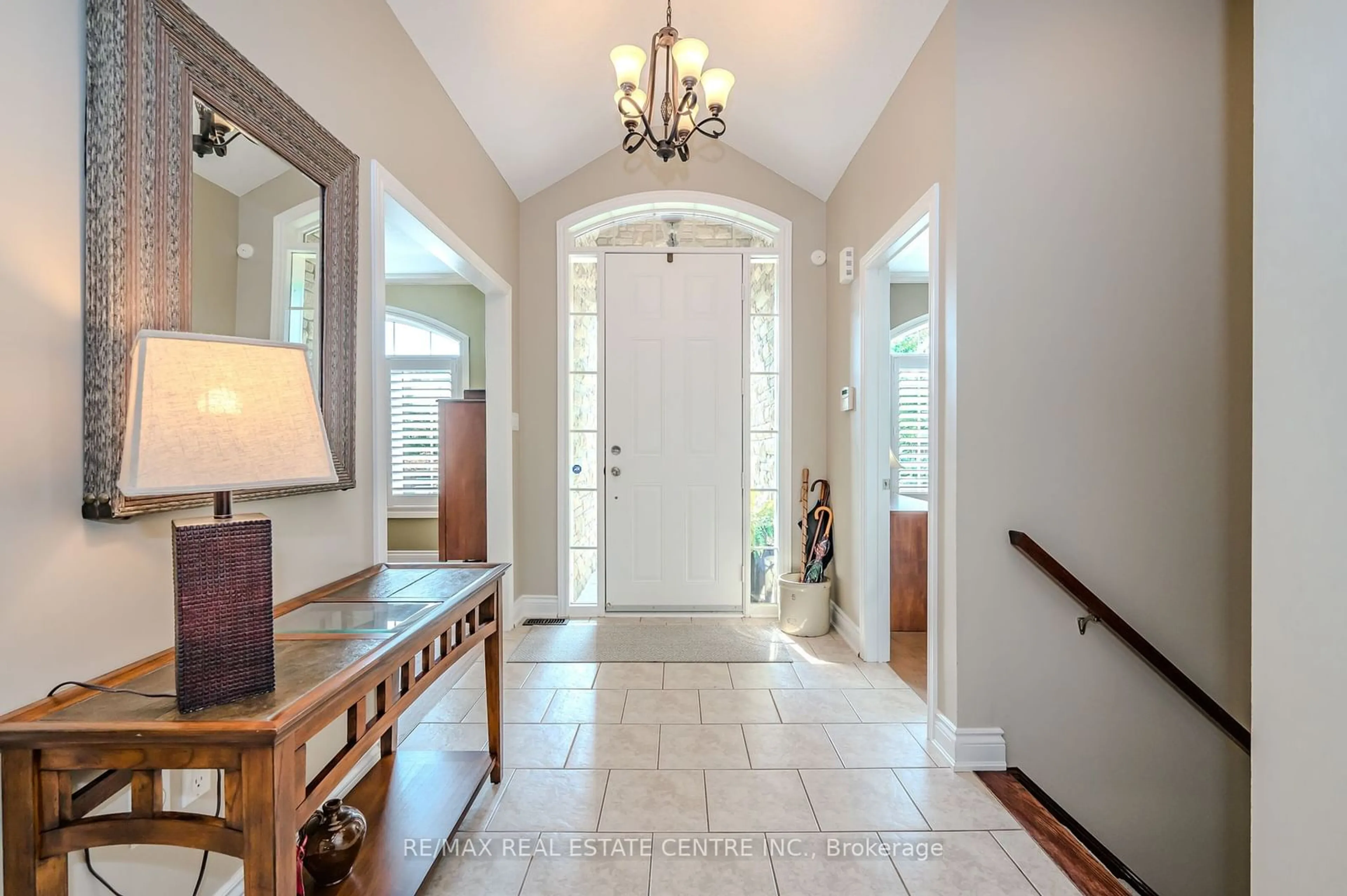 Indoor entryway for 25 Young Crt, Orangeville Ontario L9W 0A8