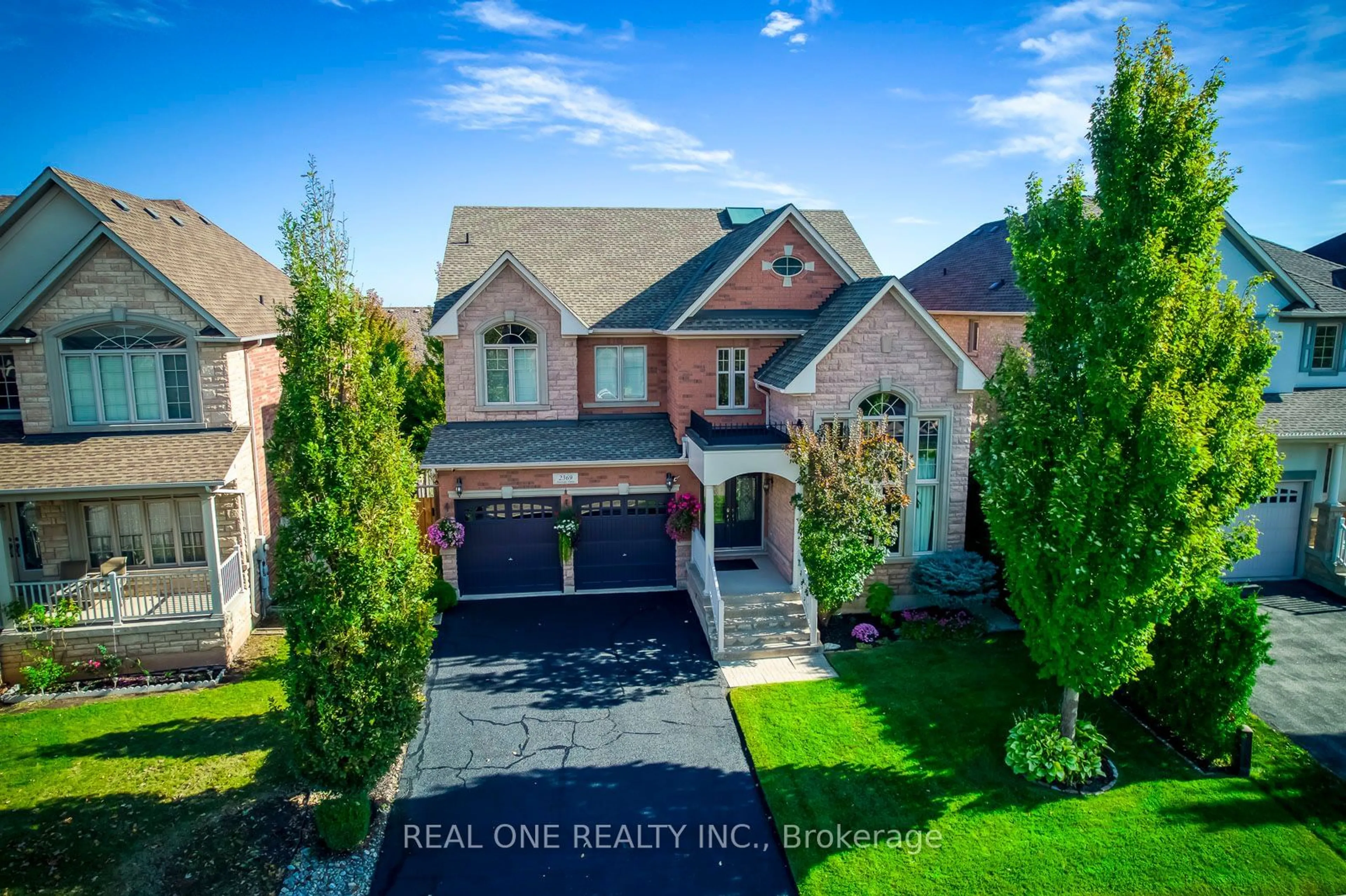 A pic from outside/outdoor area/front of a property/back of a property/a pic from drone, street for 2369 Awenda Dr, Oakville Ontario L6H 7R6