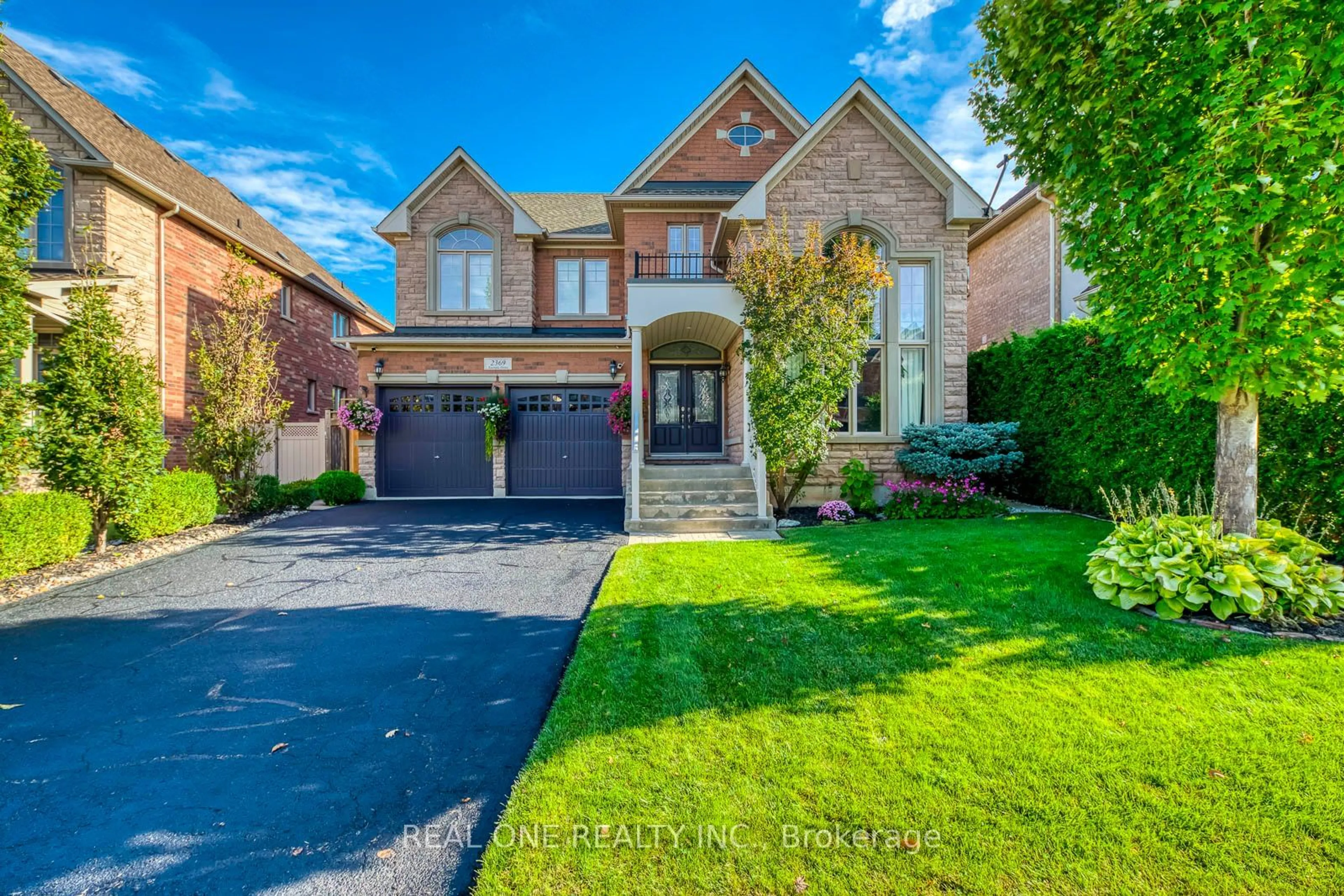 Home with brick exterior material, street for 2369 Awenda Dr, Oakville Ontario L6H 7R6