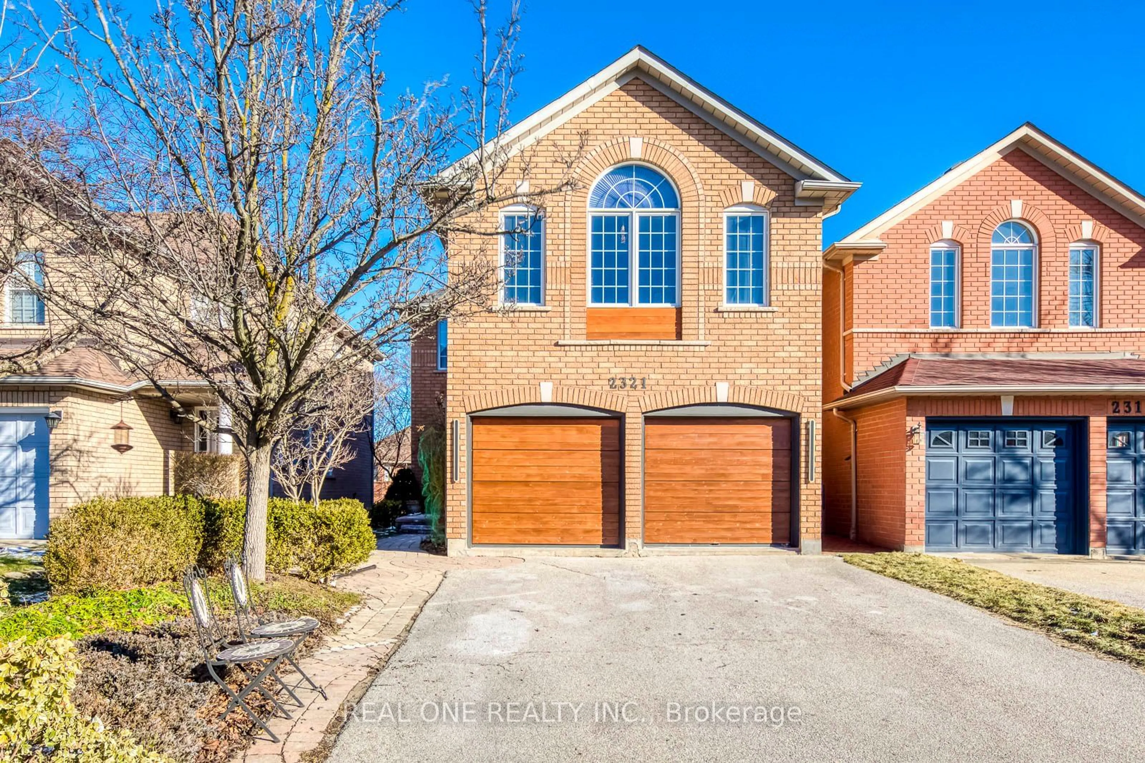 Home with brick exterior material, street for 2321 Yorktown Circ, Mississauga Ontario L5M 5Y1