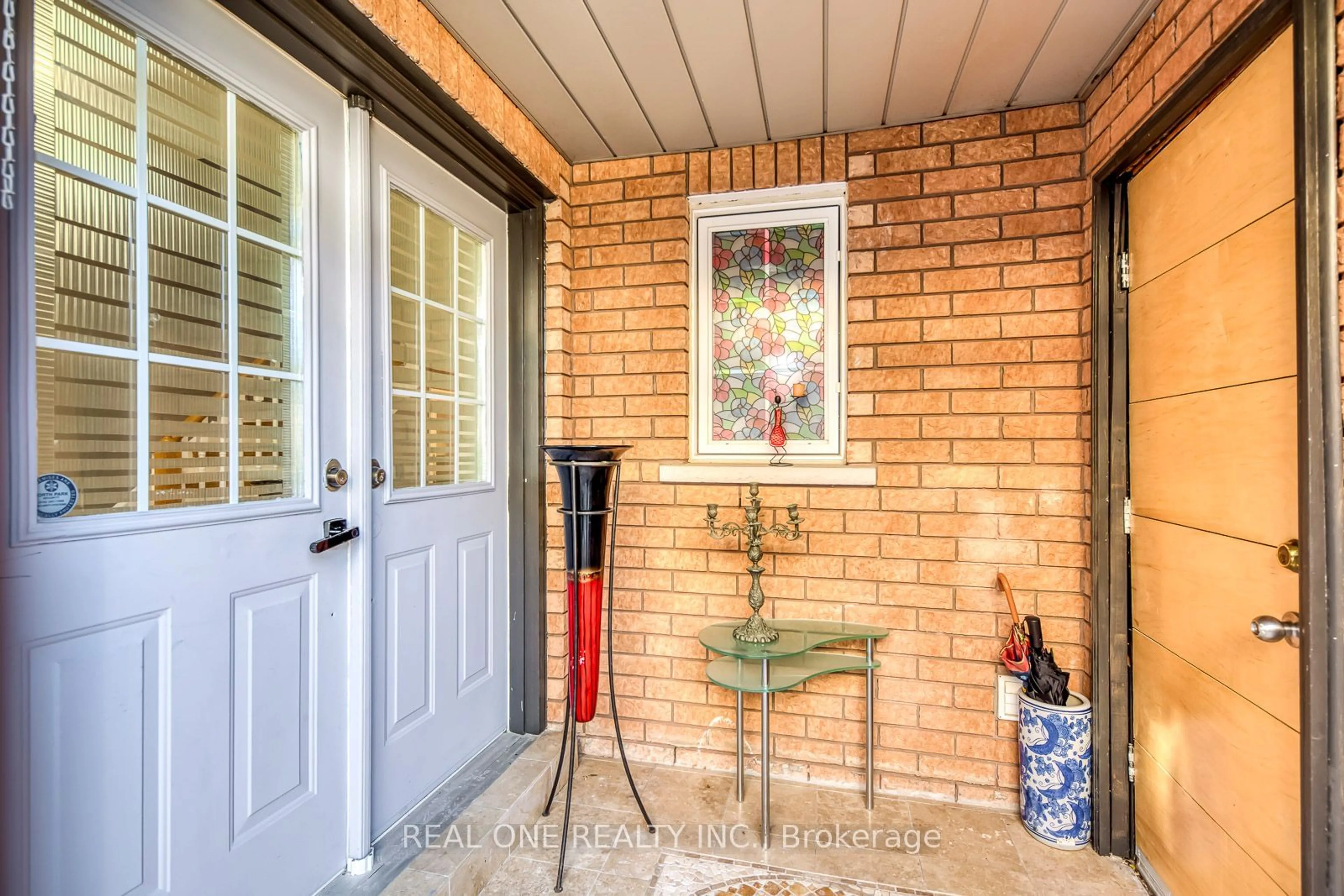 Indoor entryway for 2321 Yorktown Circ, Mississauga Ontario L5M 5Y1