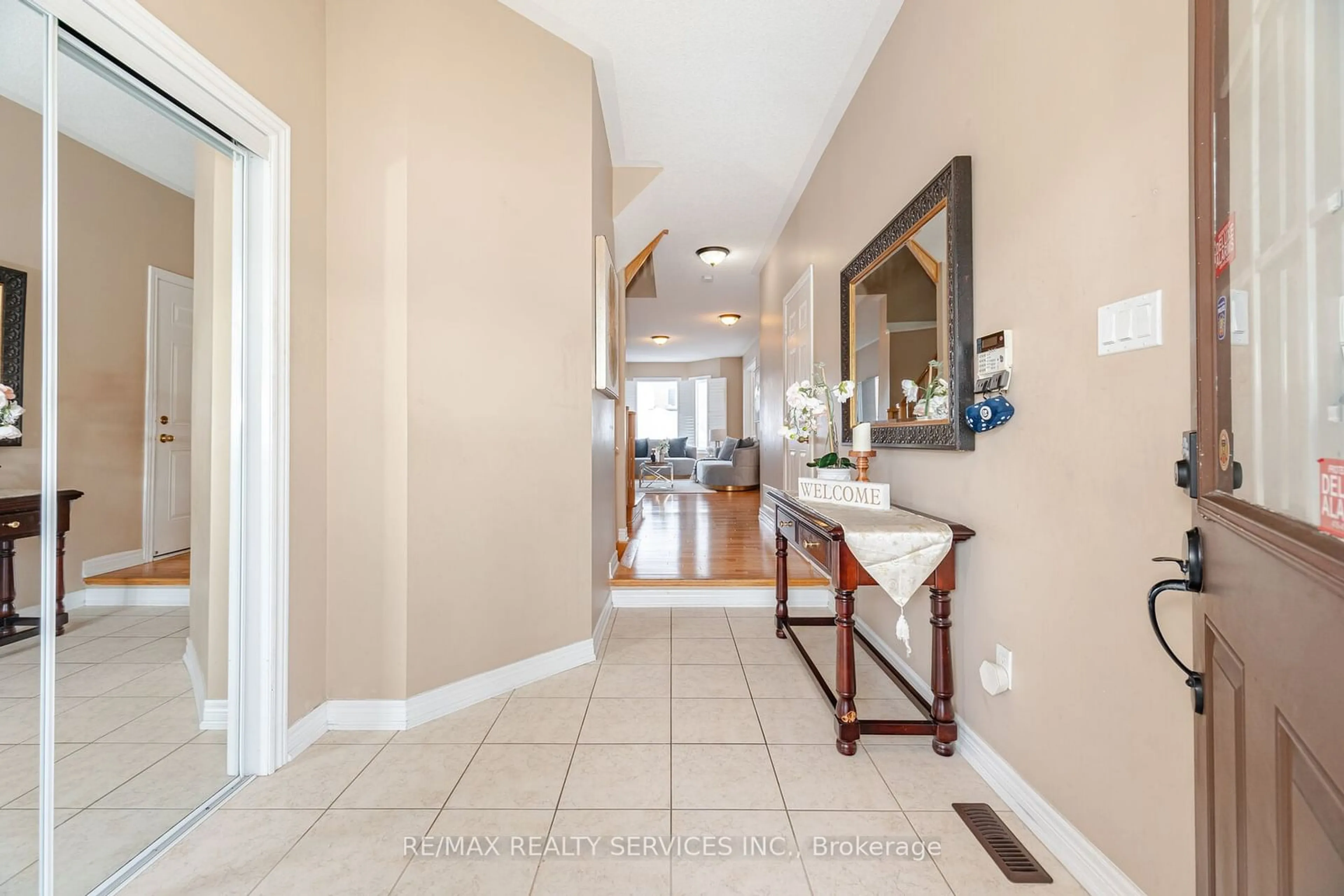 Indoor entryway for 25 Pape Dr, Brampton Ontario L6R 0H7