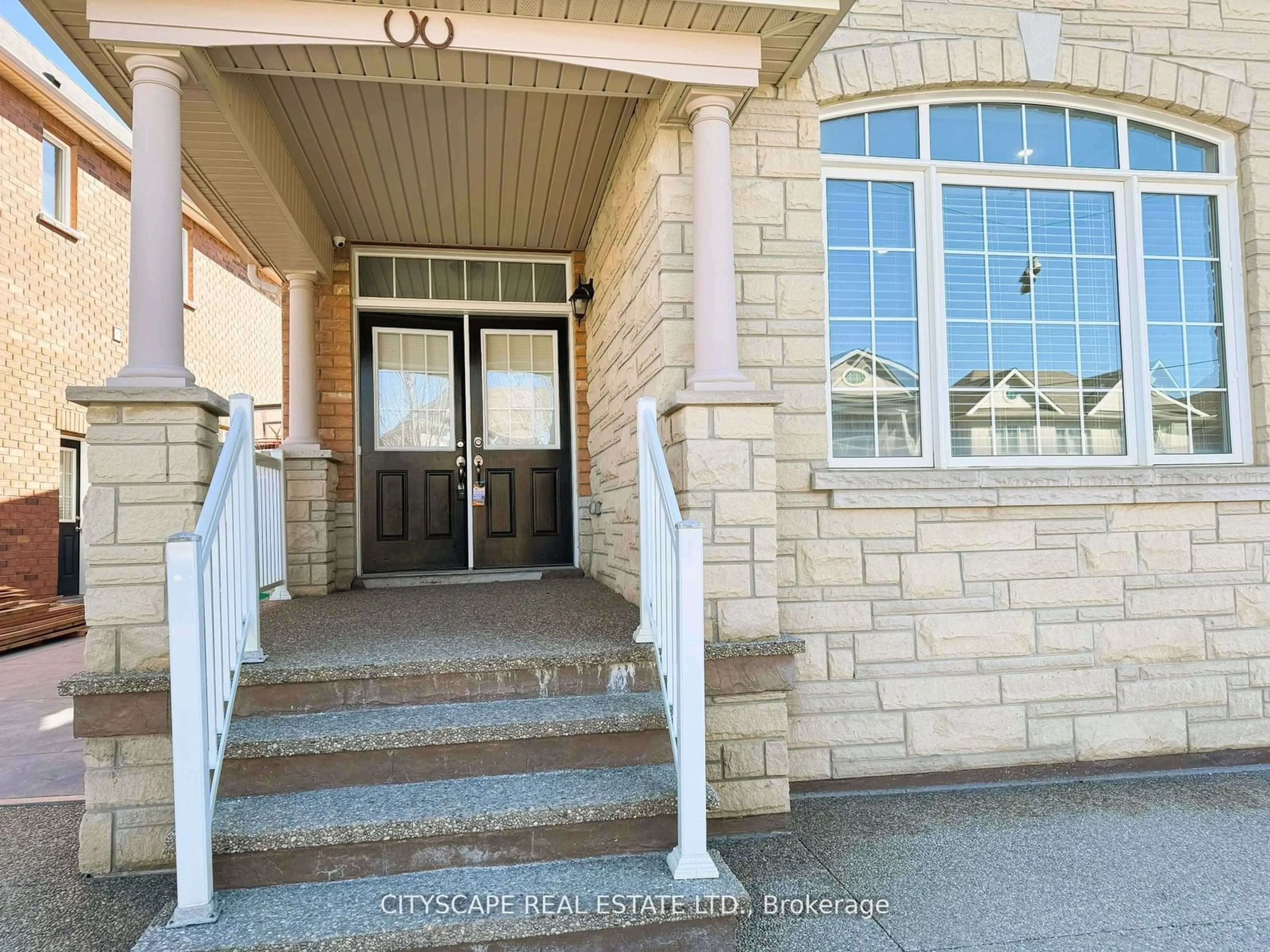 Indoor foyer for 7 Attraction Dr, Brampton Ontario L6Y 2Z8