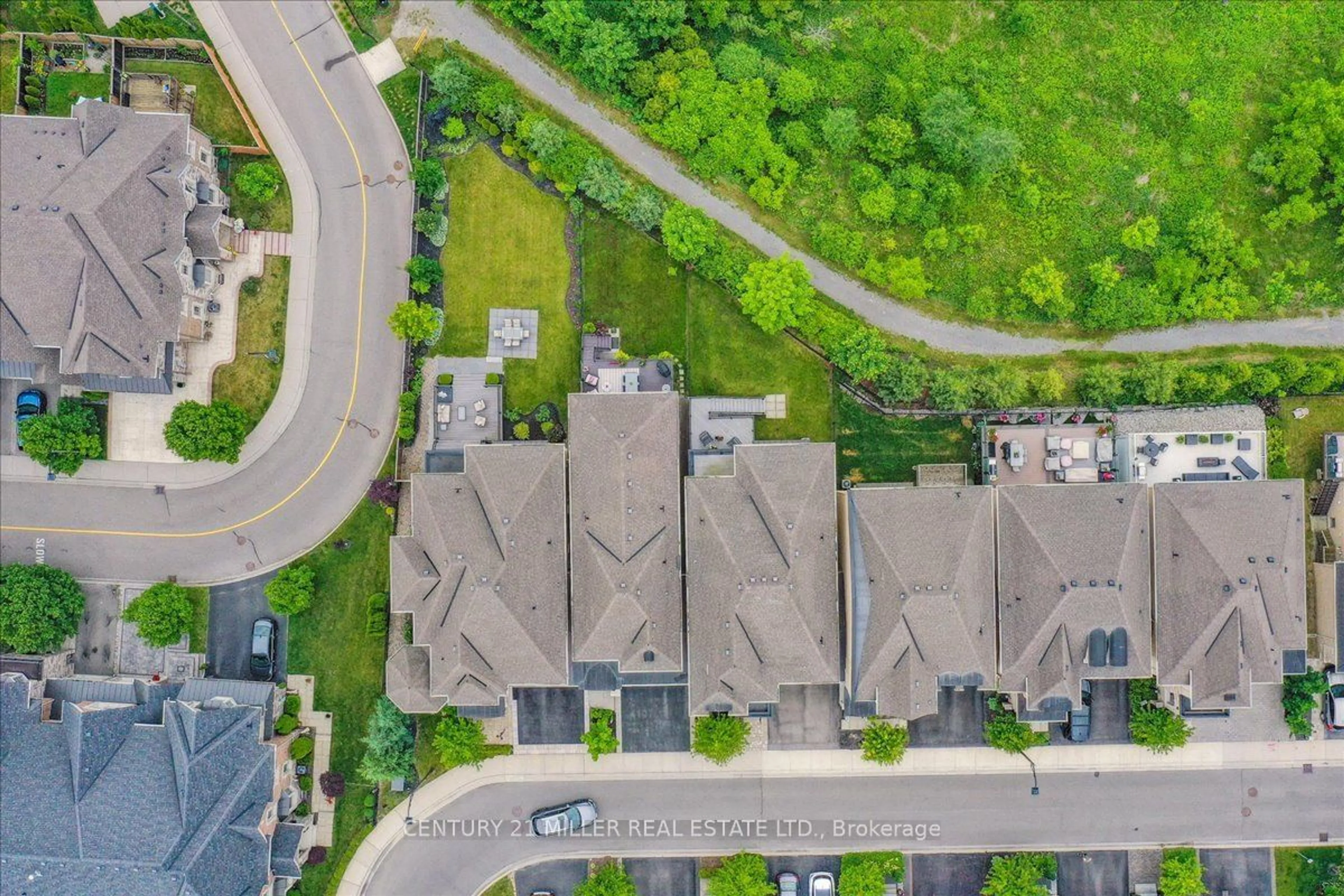 A pic from outside/outdoor area/front of a property/back of a property/a pic from drone, street for 2447 Chateau Common, Oakville Ontario L6M 0S1