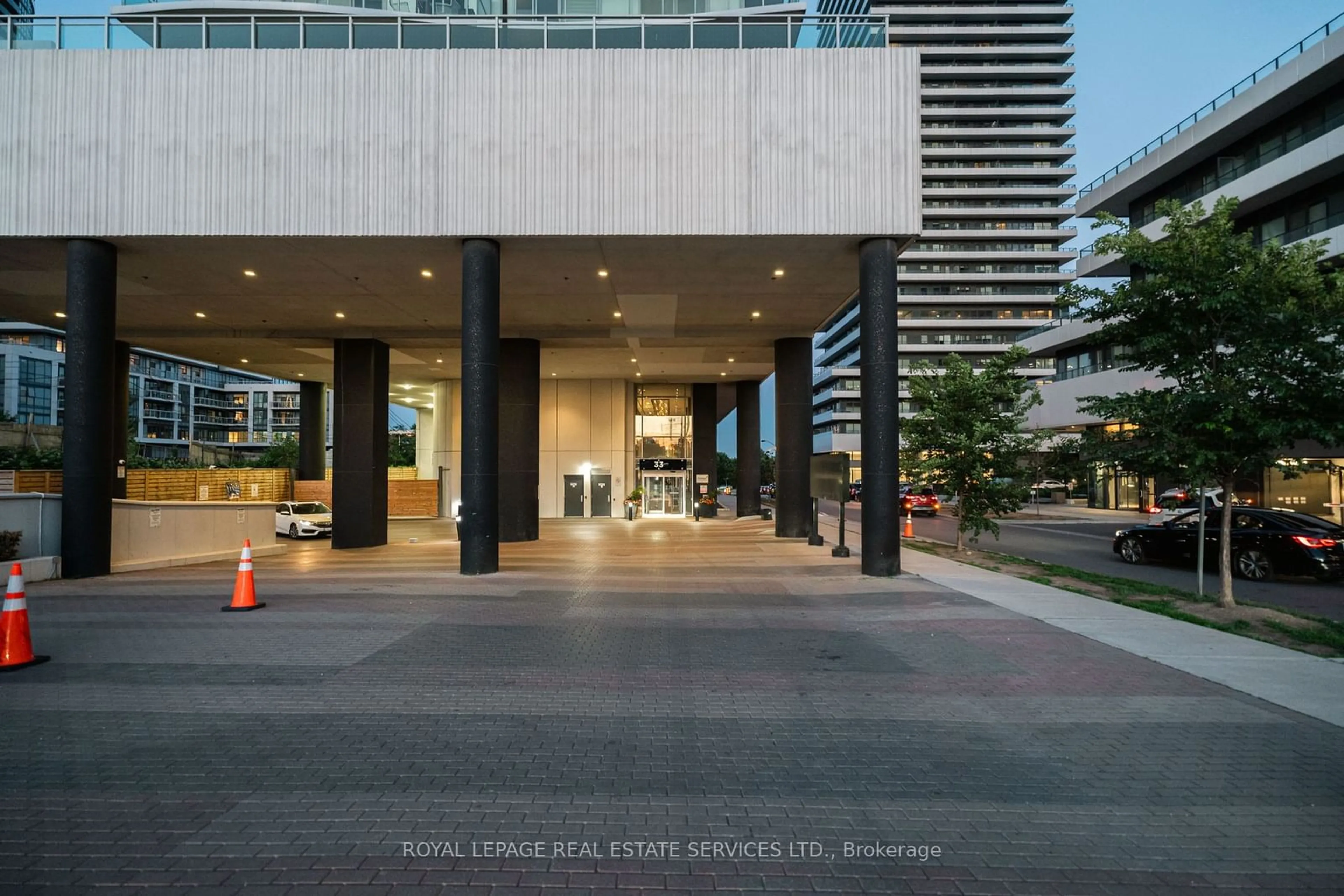 Indoor foyer for 33 Shore Breeze Dr #1509, Toronto Ontario M8V 0G1