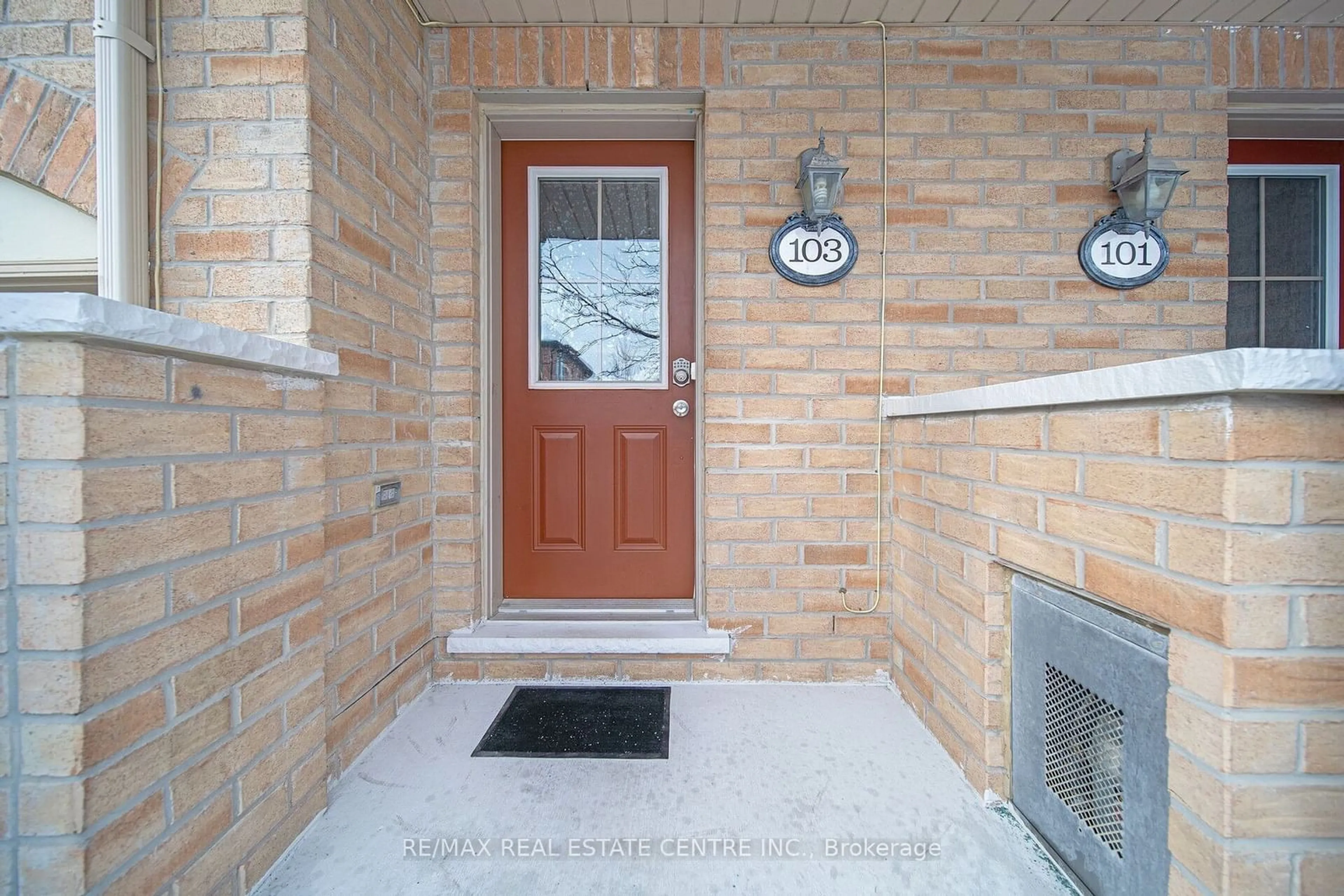 Indoor entryway for 103 Cedar Lake Cres, Brampton Ontario L6Y 0R1