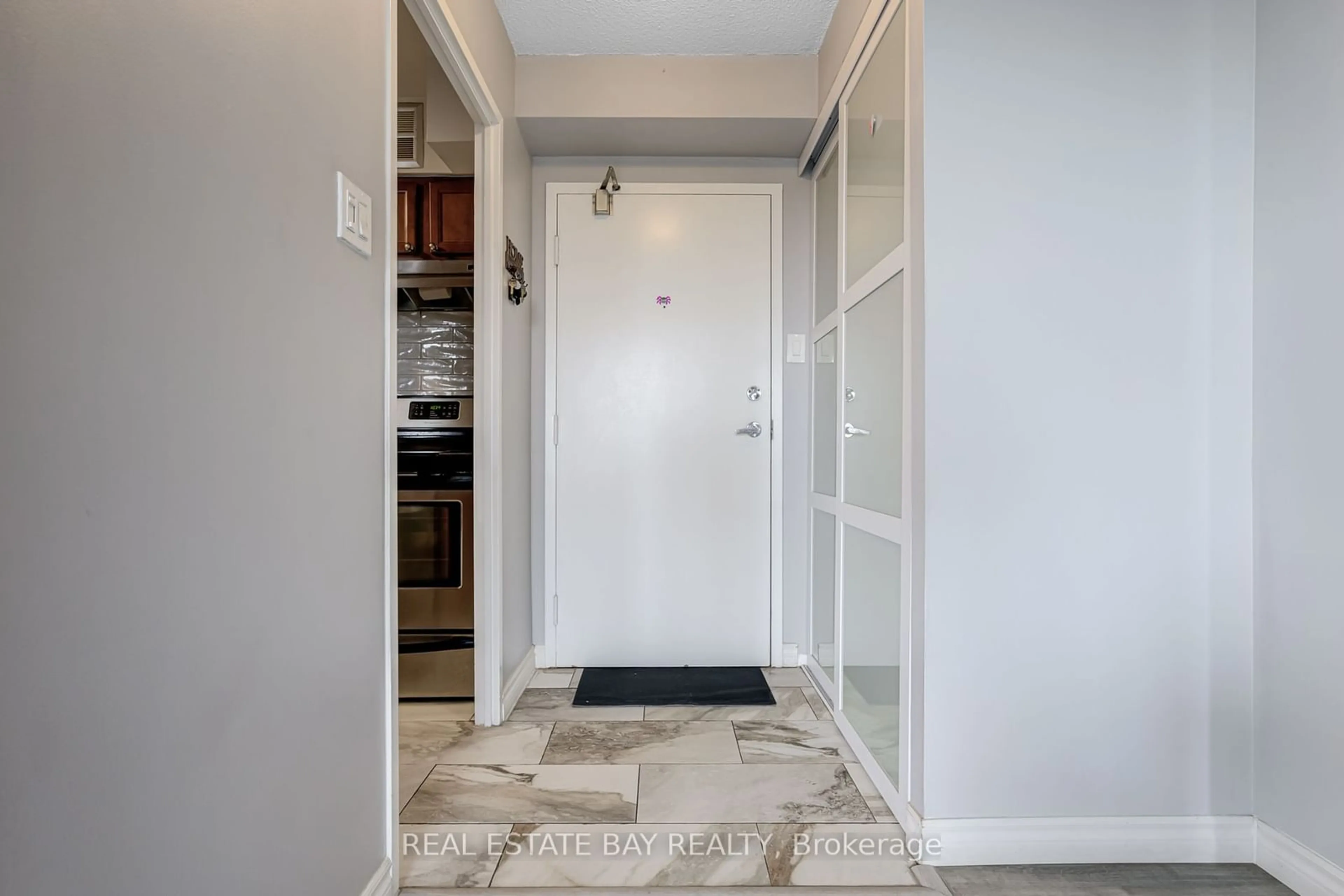 Indoor entryway for 3077 Weston Rd #612, Toronto Ontario M9M 3A1