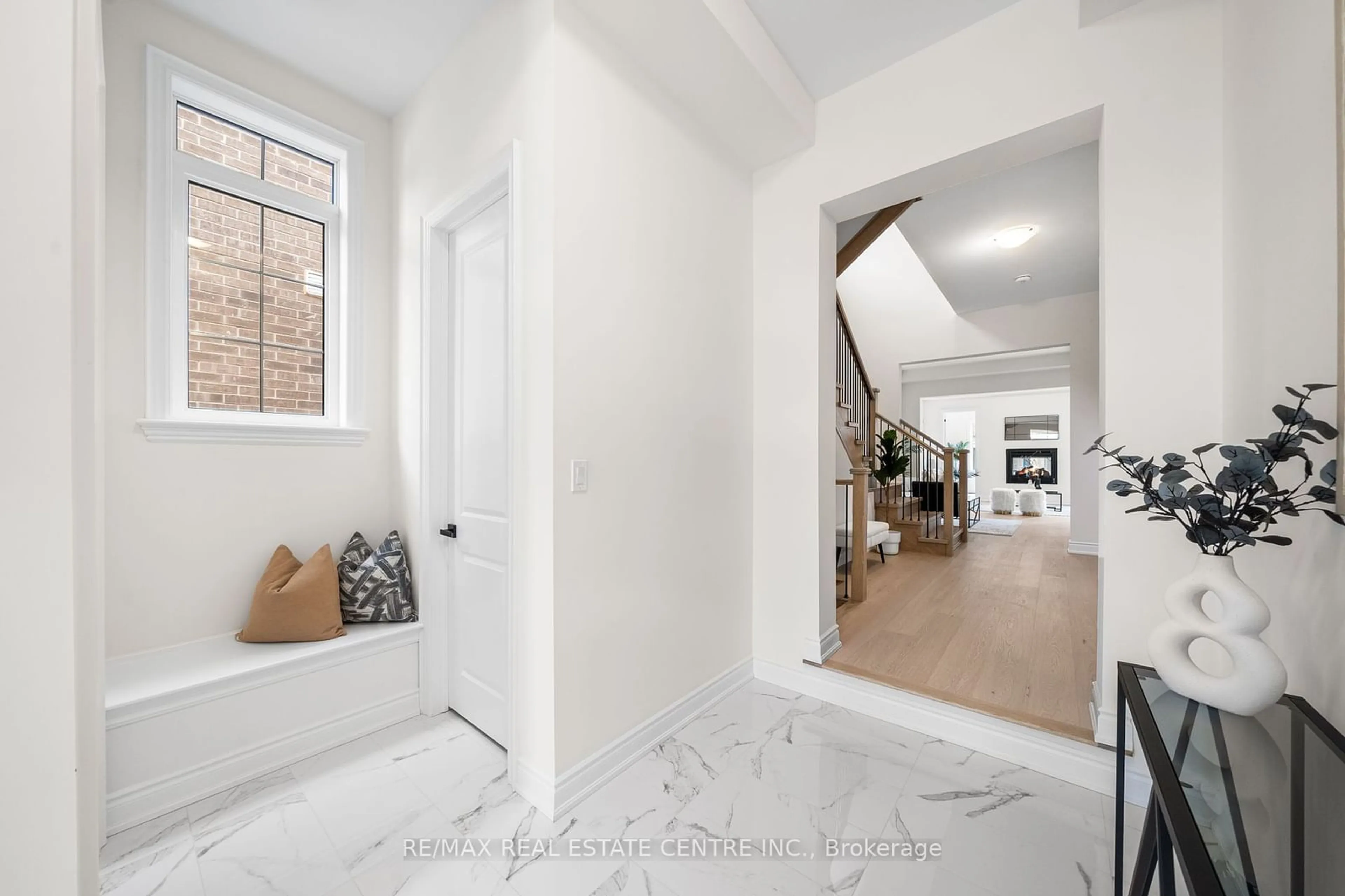 Indoor foyer for 1372 Hydrangea Gdns, Oakville Ontario L6H 7X2