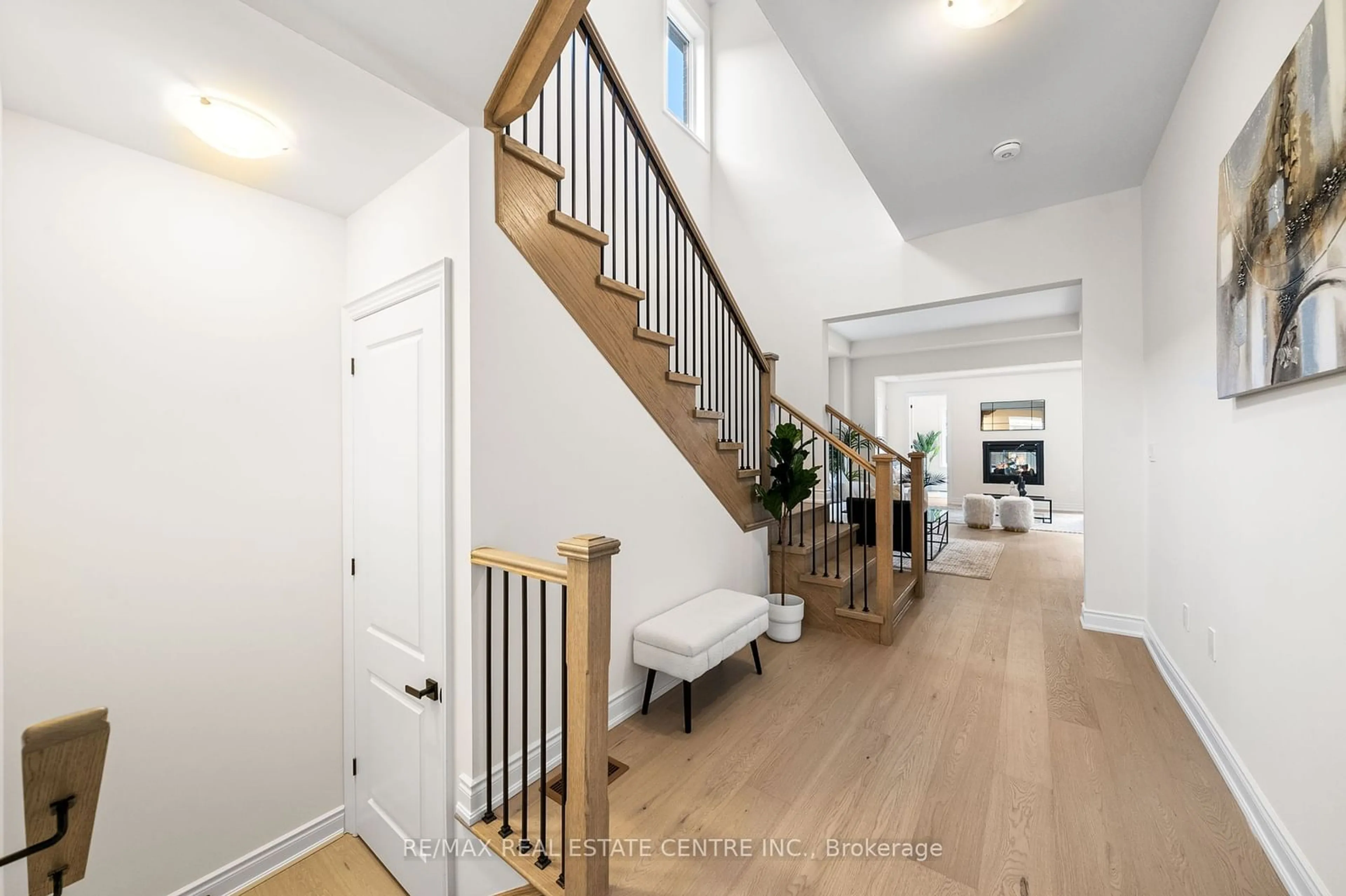 Indoor entryway for 1372 Hydrangea Gdns, Oakville Ontario L6H 7X2