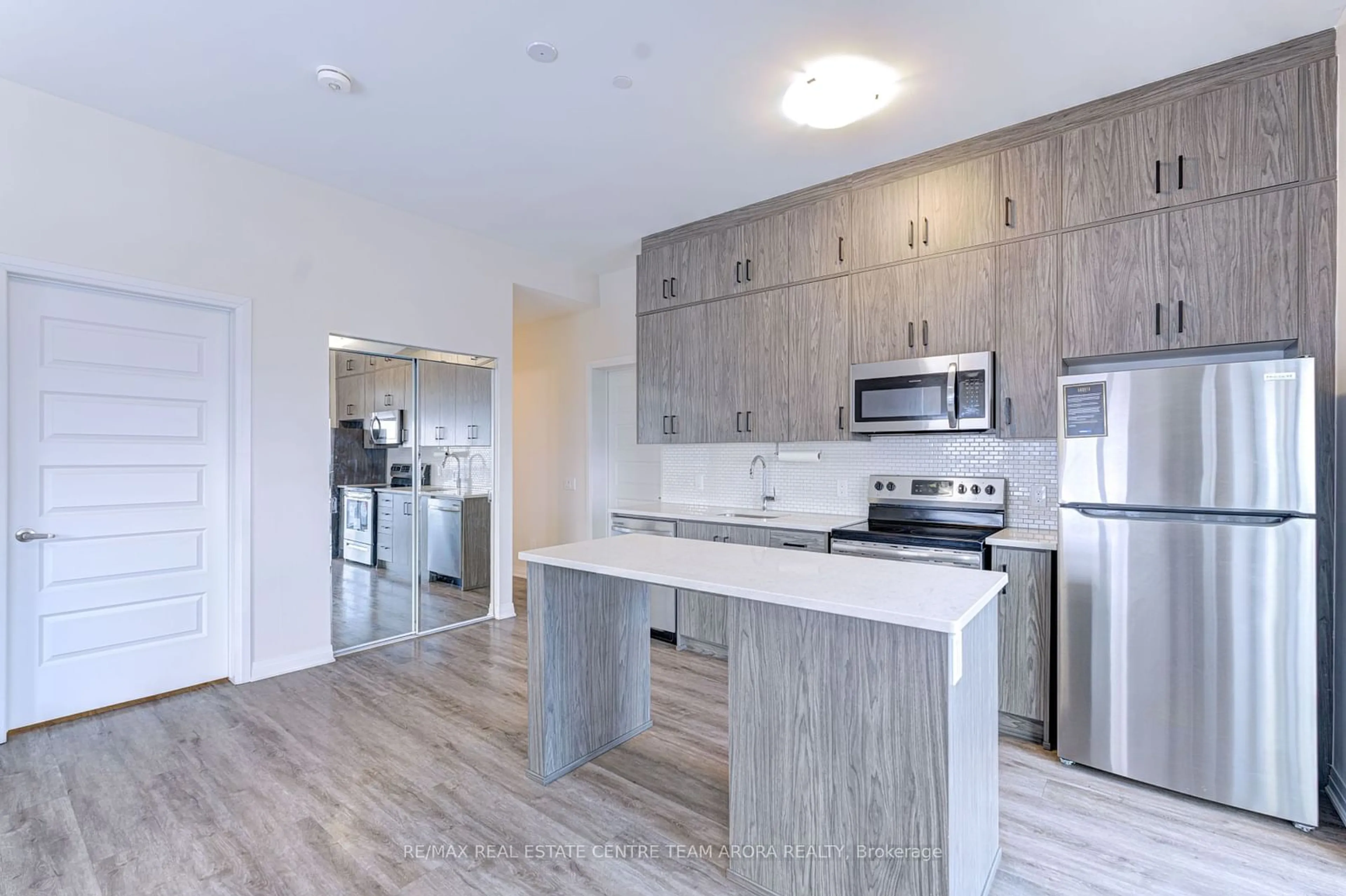 Open concept kitchen, unknown for 50 Kaitting Tr #615, Oakville Ontario L6M 5N3