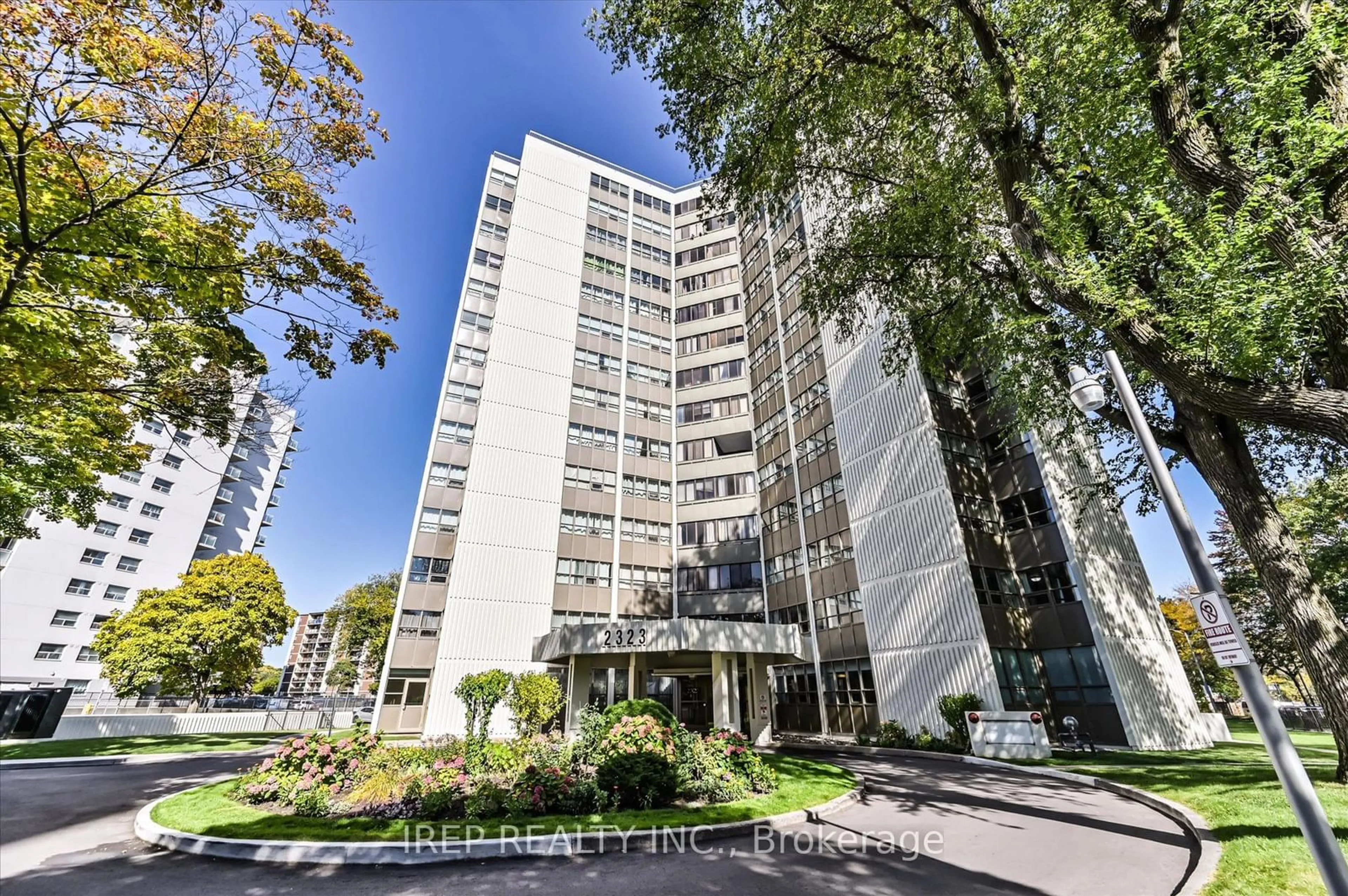 Indoor foyer for 2323 Confederation Pkwy #1201, Mississauga Ontario L5B 1R6