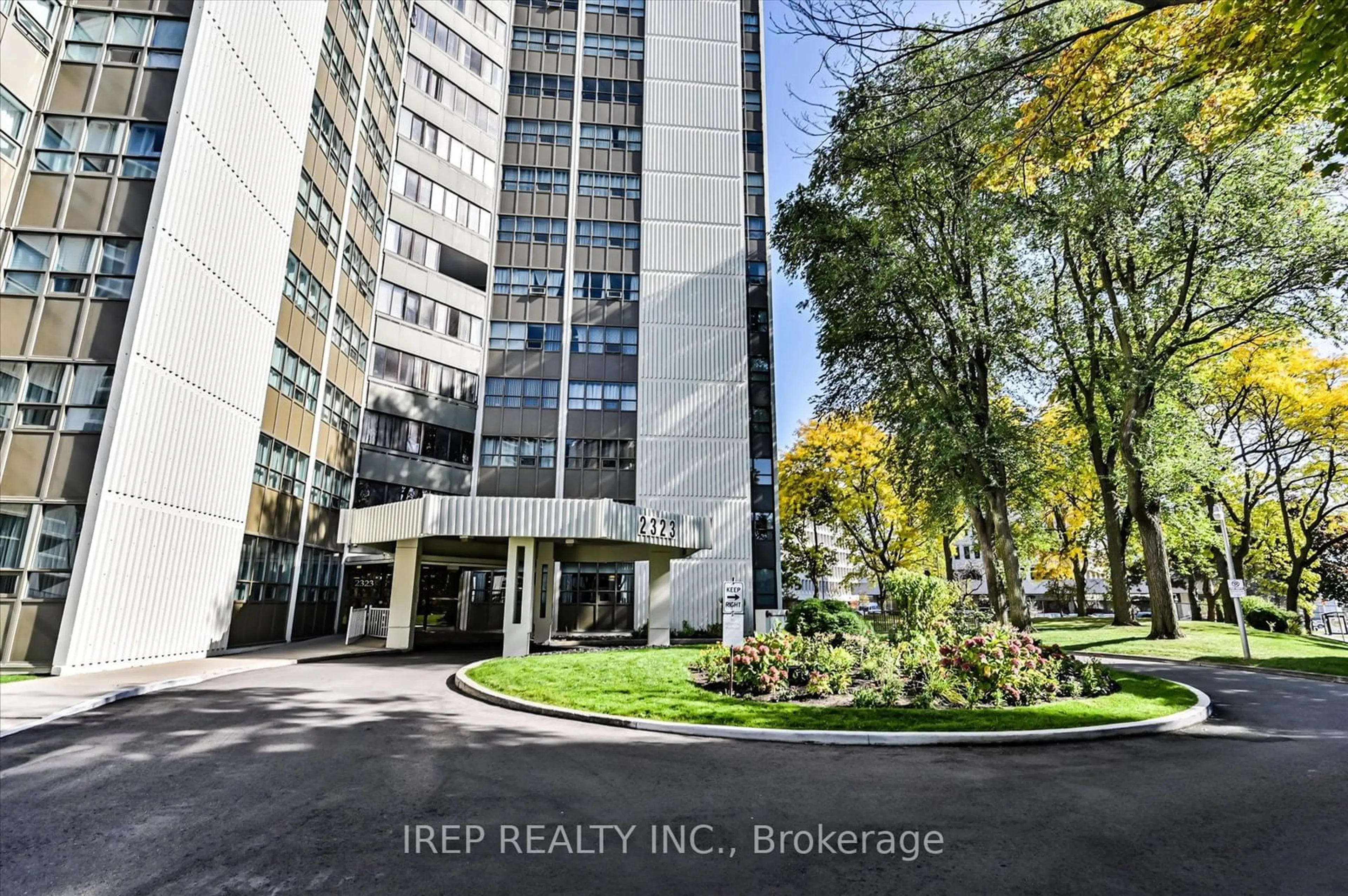 Indoor foyer for 2323 Confederation Pkwy #1201, Mississauga Ontario L5B 1R6