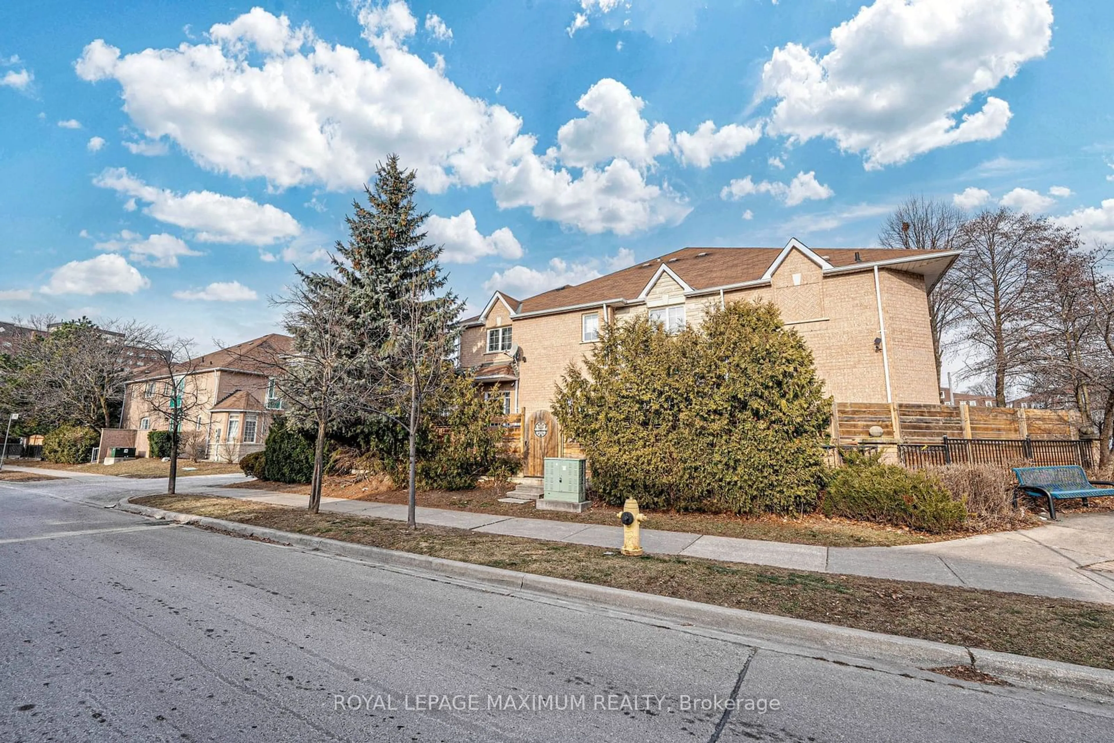 A pic from outside/outdoor area/front of a property/back of a property/a pic from drone, street for 21 Pioneer Ave, Toronto Ontario M6M 5H8