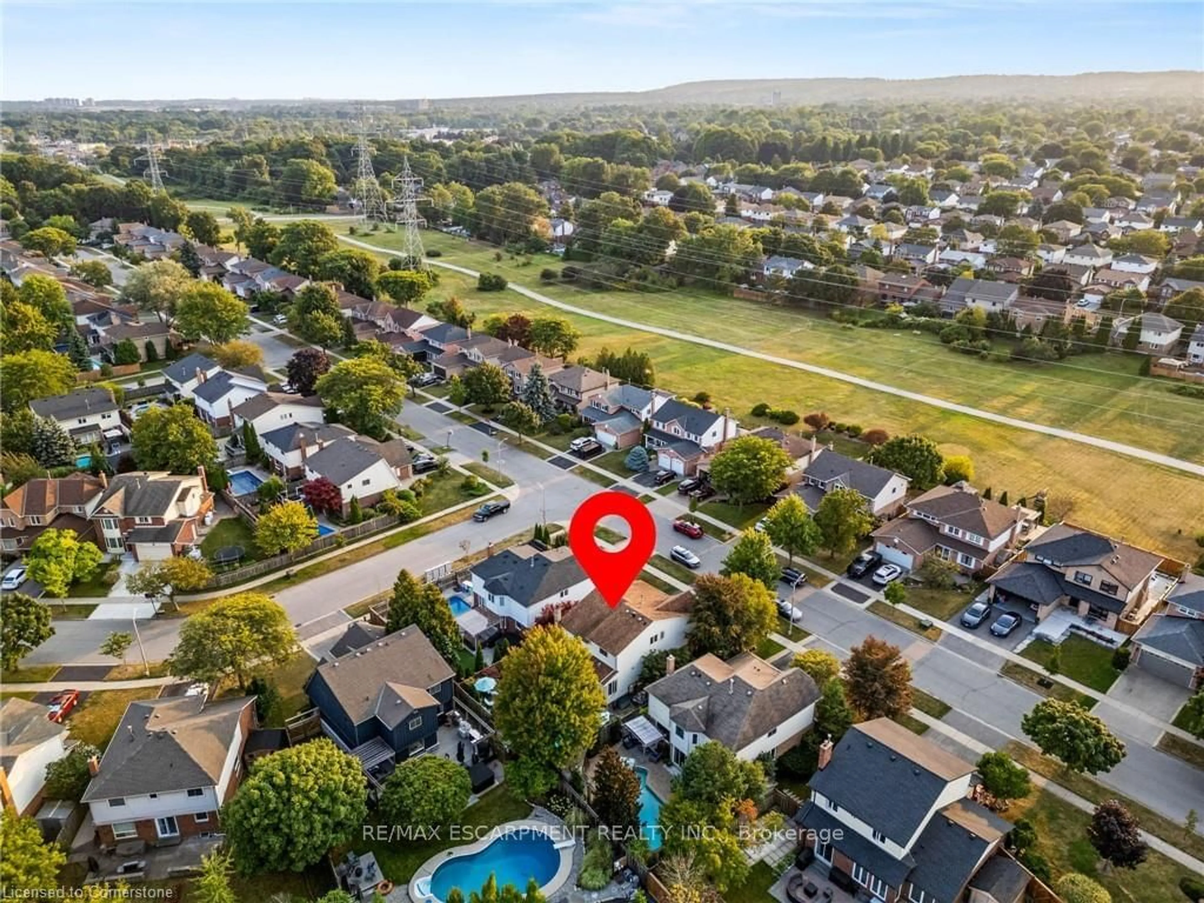 A pic from outside/outdoor area/front of a property/back of a property/a pic from drone, unknown for 2079 Hunters Wood Dr, Burlington Ontario L7M 2T1