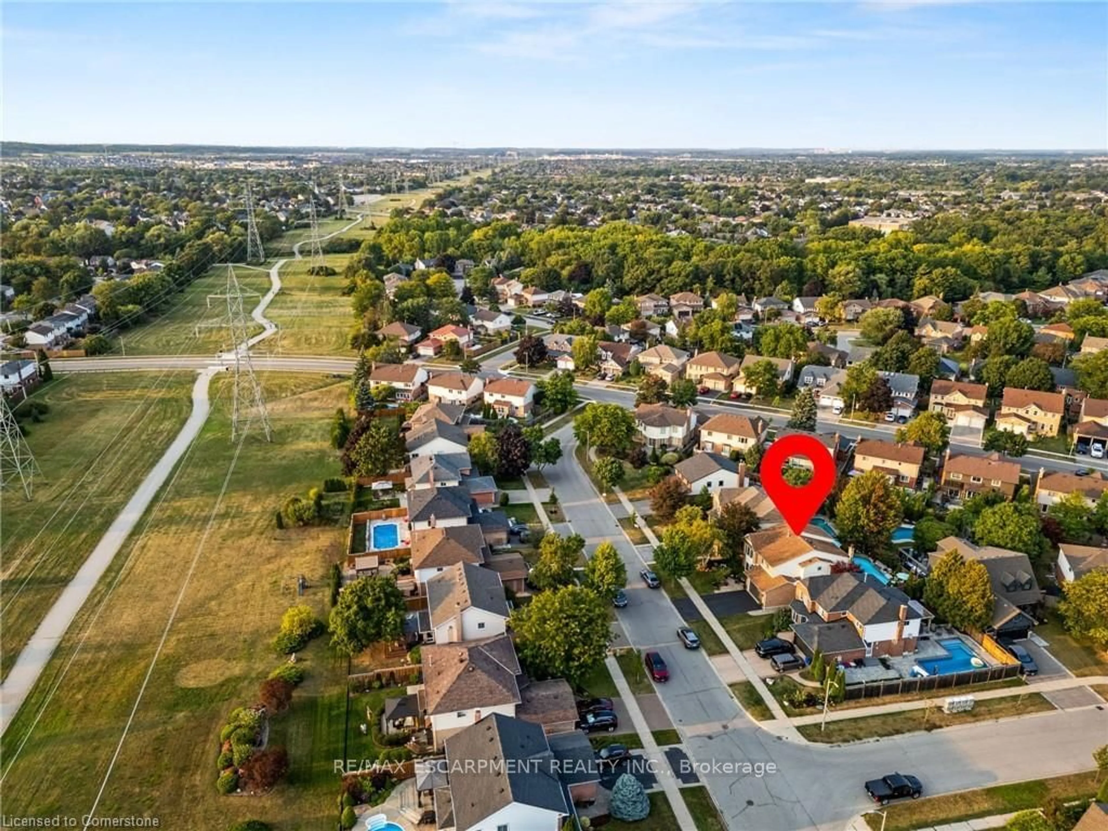 A pic from outside/outdoor area/front of a property/back of a property/a pic from drone, street for 2079 Hunters Wood Dr, Burlington Ontario L7M 2T1