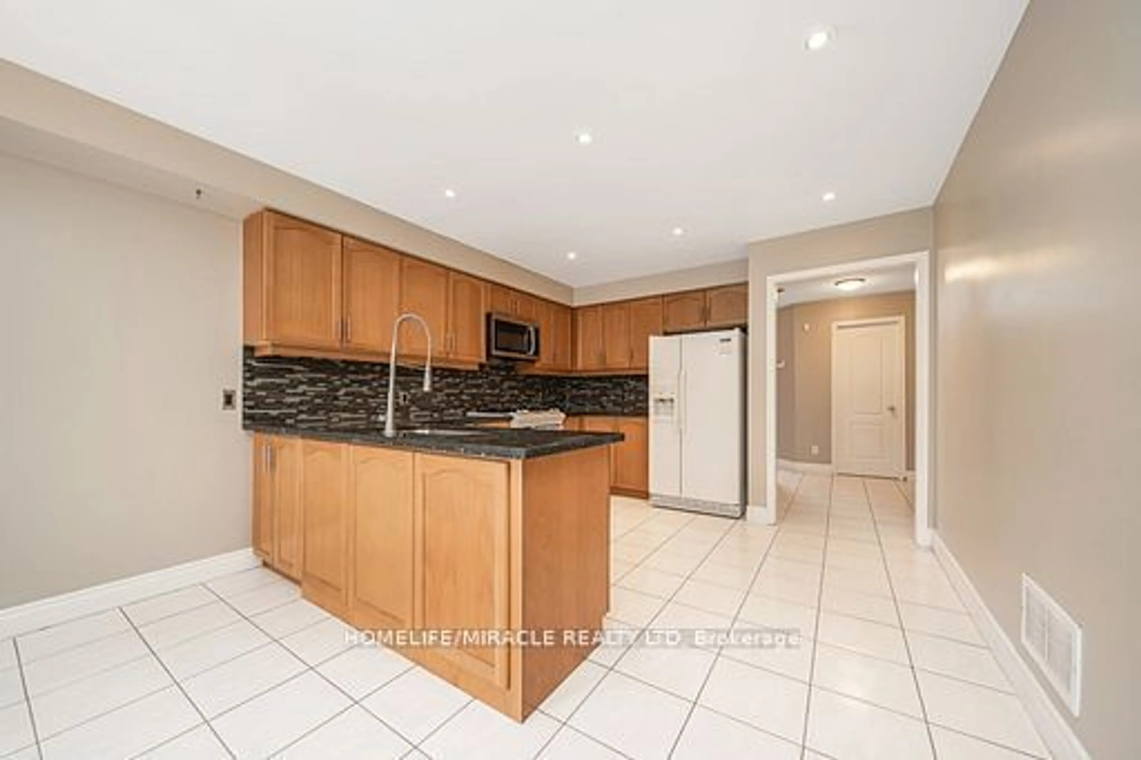 Open concept kitchen, ceramic/tile floor for 26 National Cres, Brampton Ontario L7A 1J2