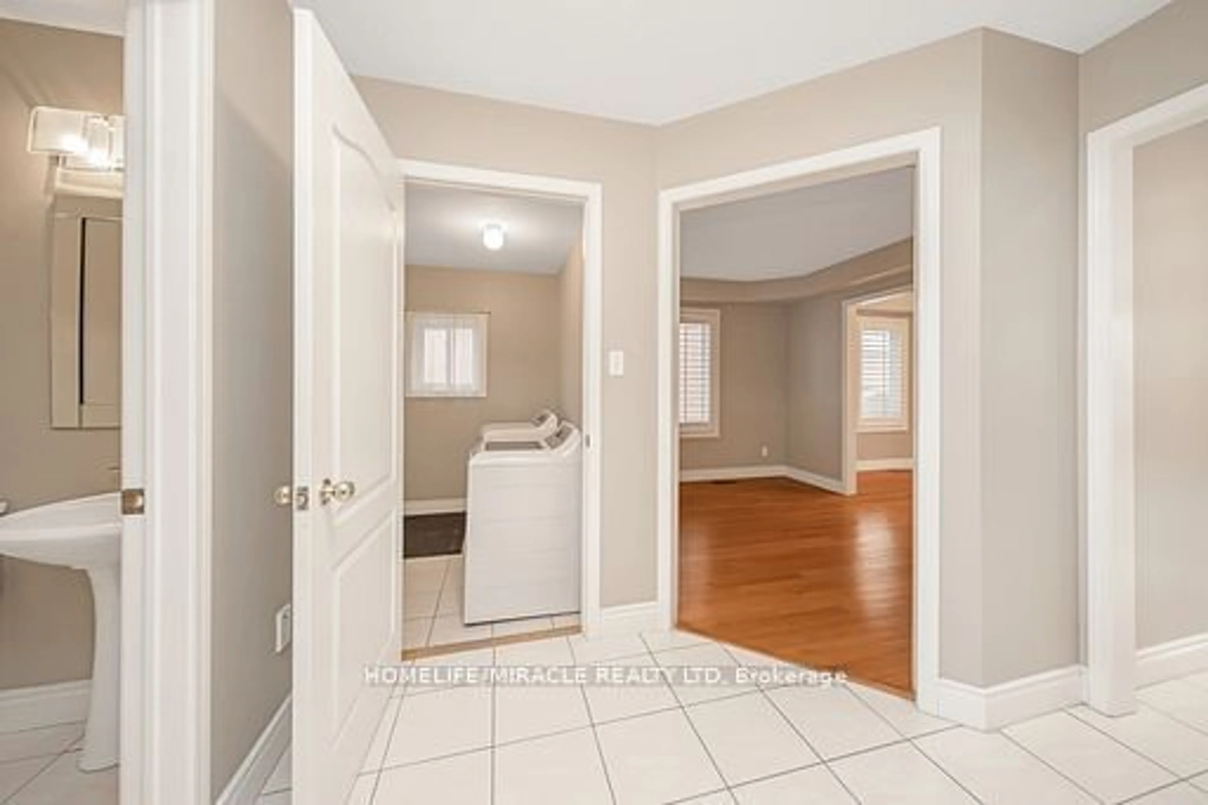 Indoor entryway for 26 National Cres, Brampton Ontario L7A 1J2