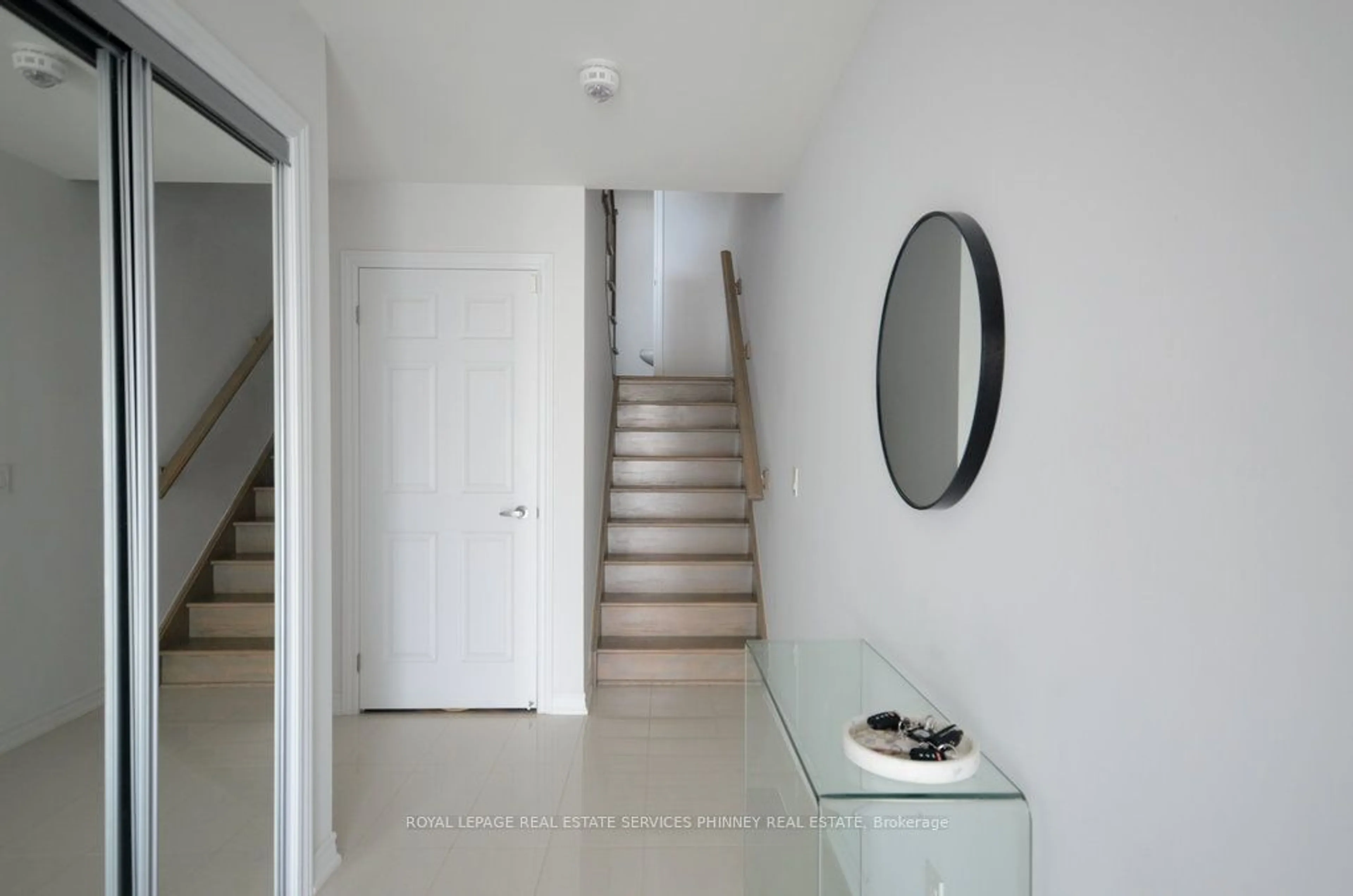 Indoor foyer for 3062 Postridge Dr, Oakville Ontario L6H 0R6