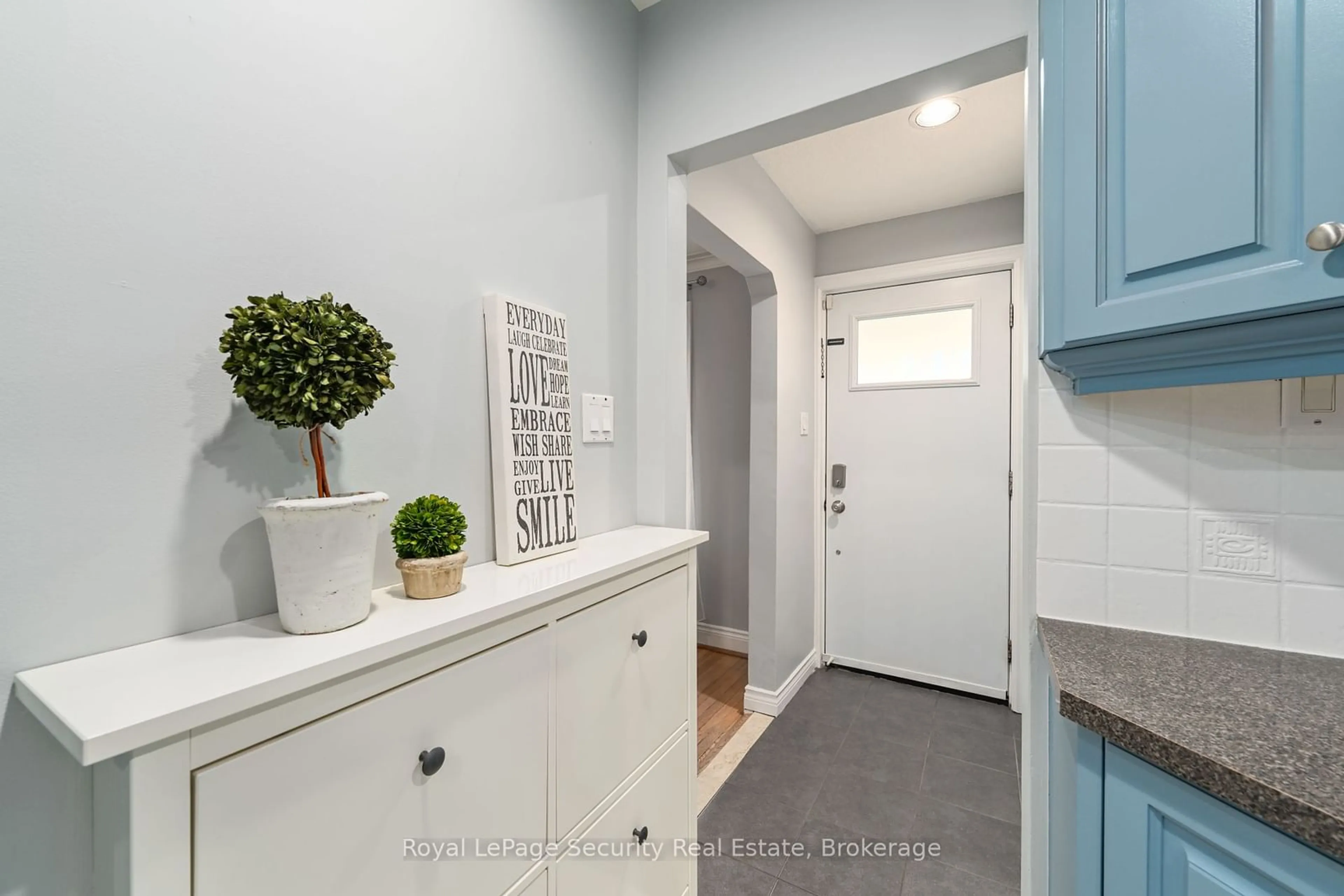 Indoor entryway for 25 Parkchester Rd, Toronto Ontario M6M 2S1