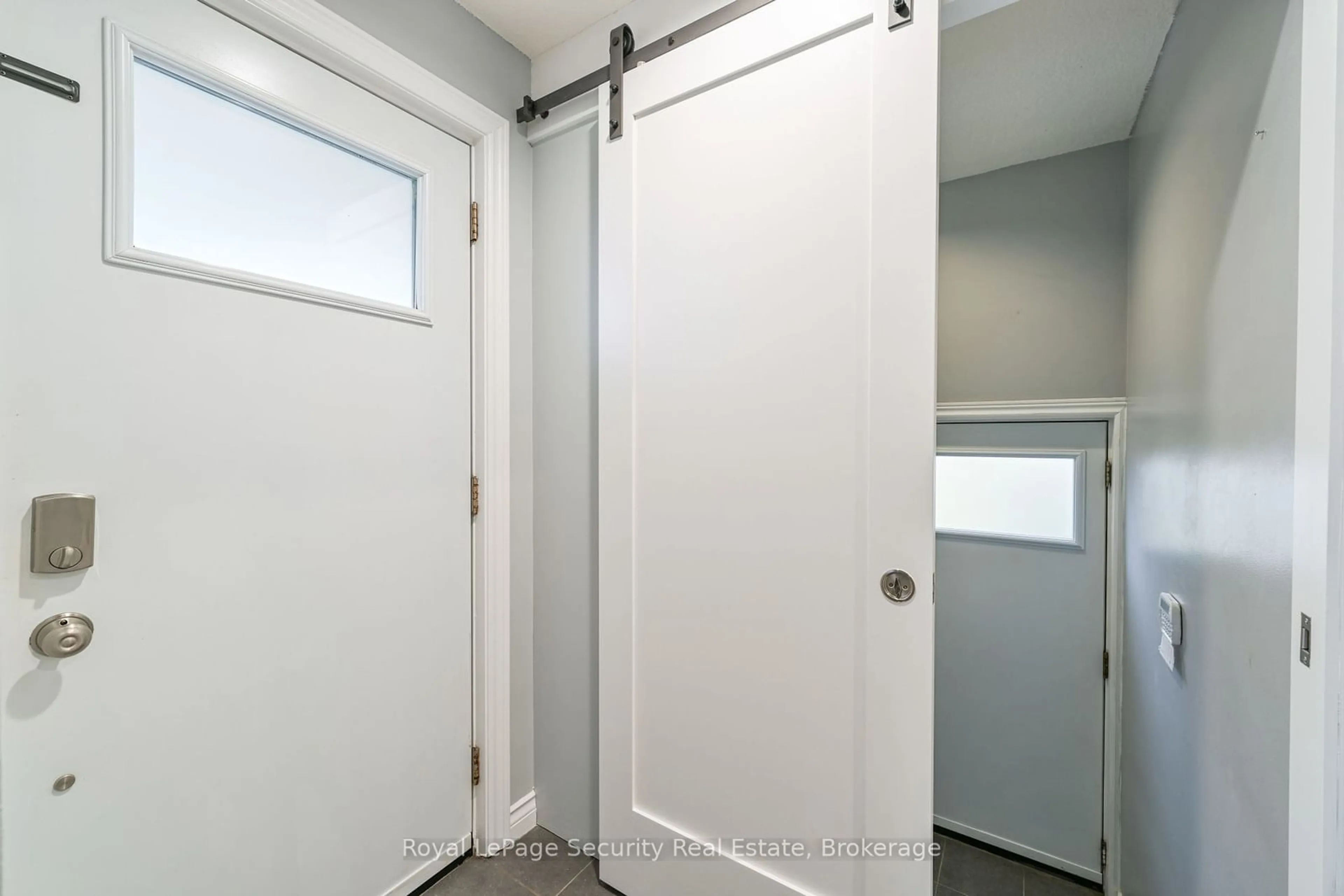 Indoor entryway for 25 Parkchester Rd, Toronto Ontario M6M 2S1