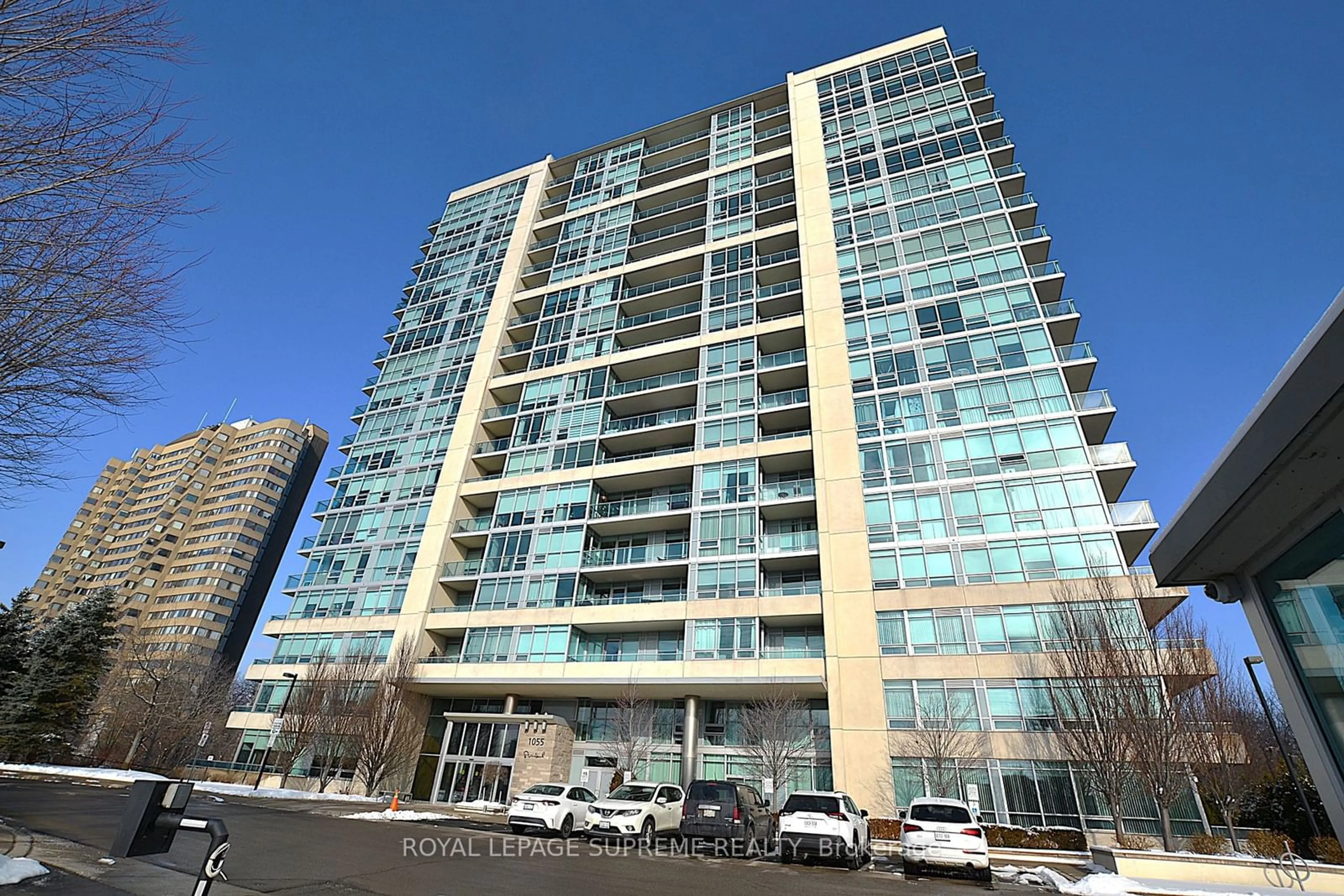 Indoor foyer for 1055 Southdown Rd #1211, Mississauga Ontario L5J 0A3