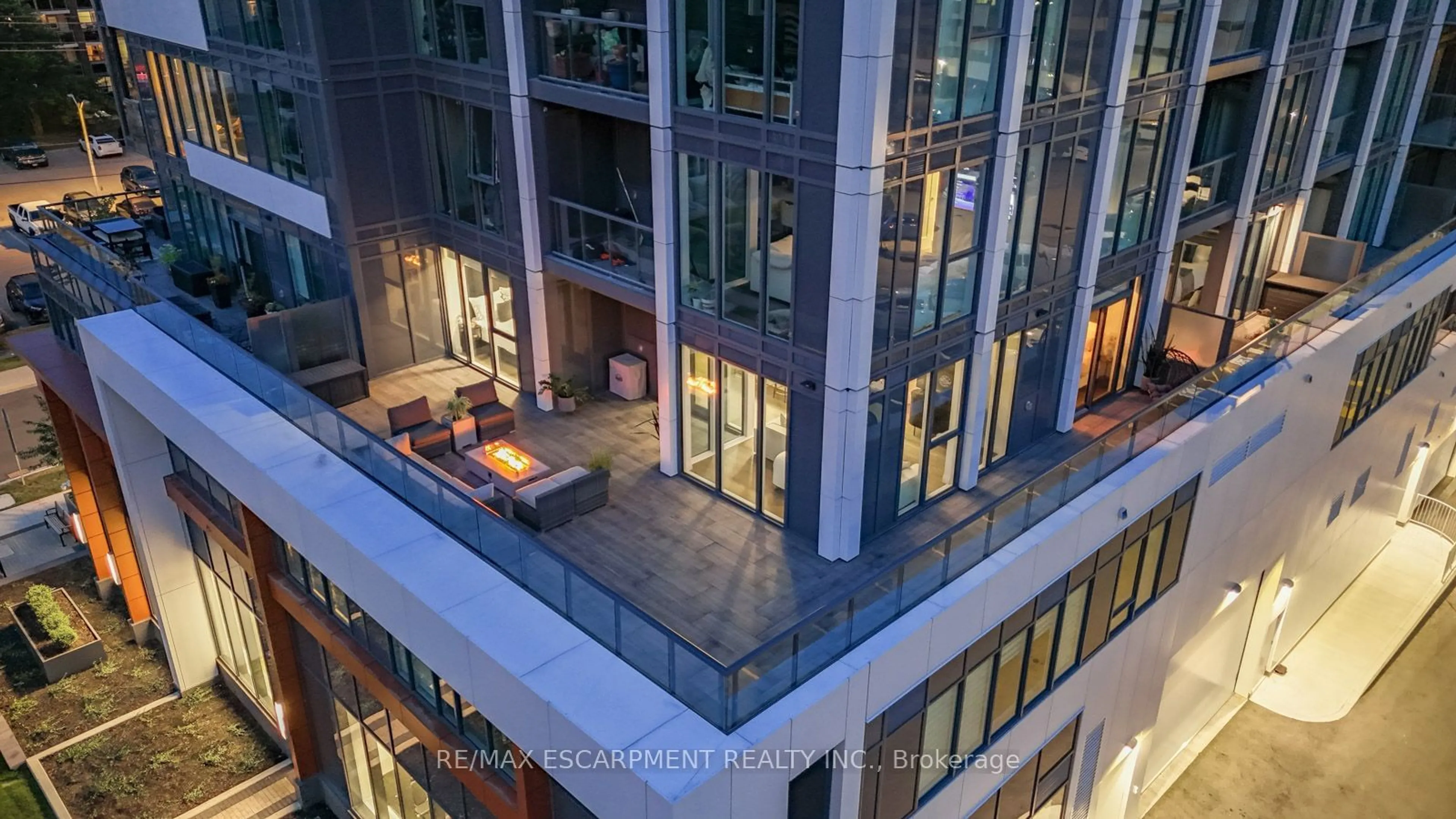 Indoor foyer for 500 Brock Ave #302, Burlington Ontario L7S 0A5