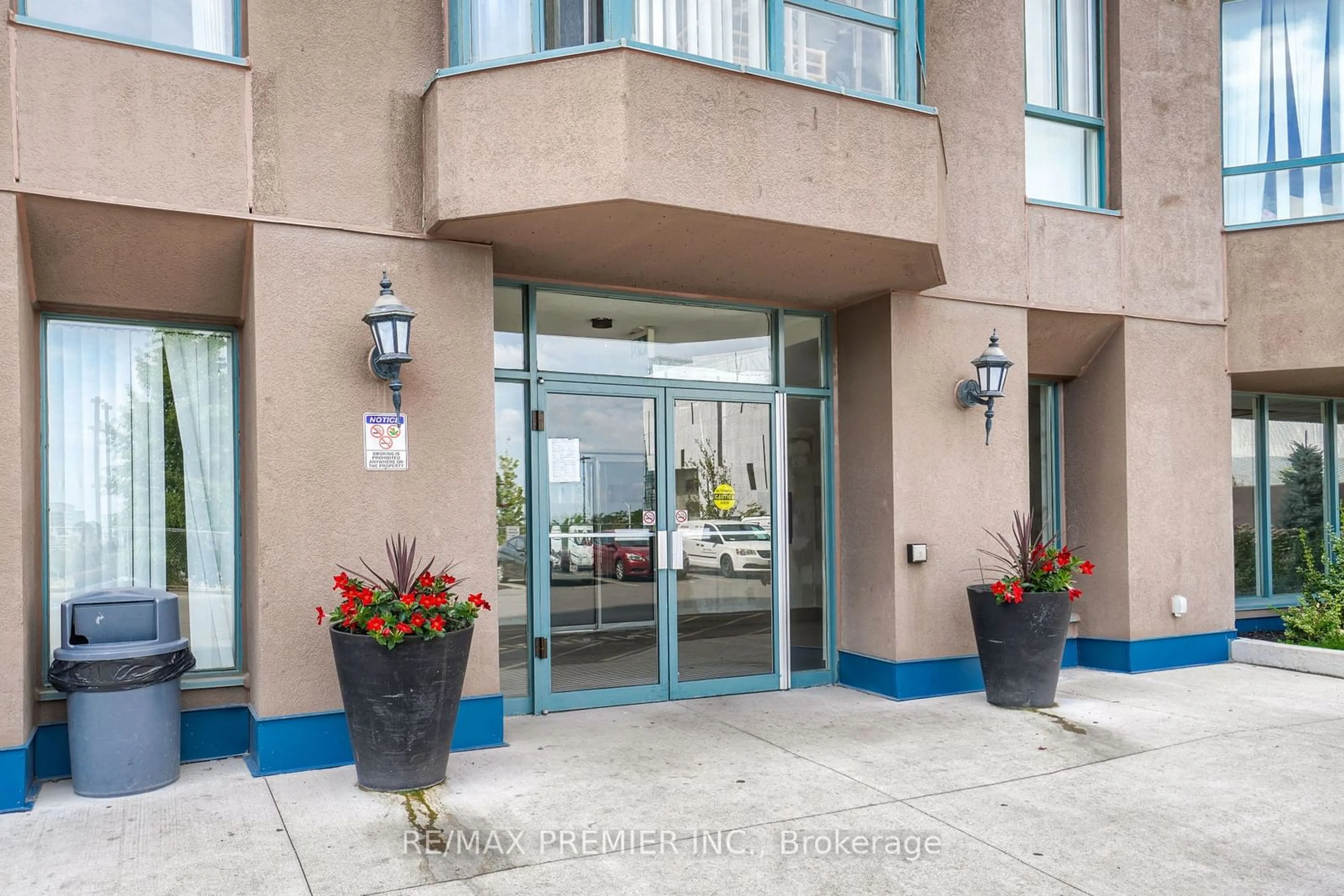 Indoor foyer for 115 Hillcrest Ave #811, Mississauga Ontario L5B 3Y9