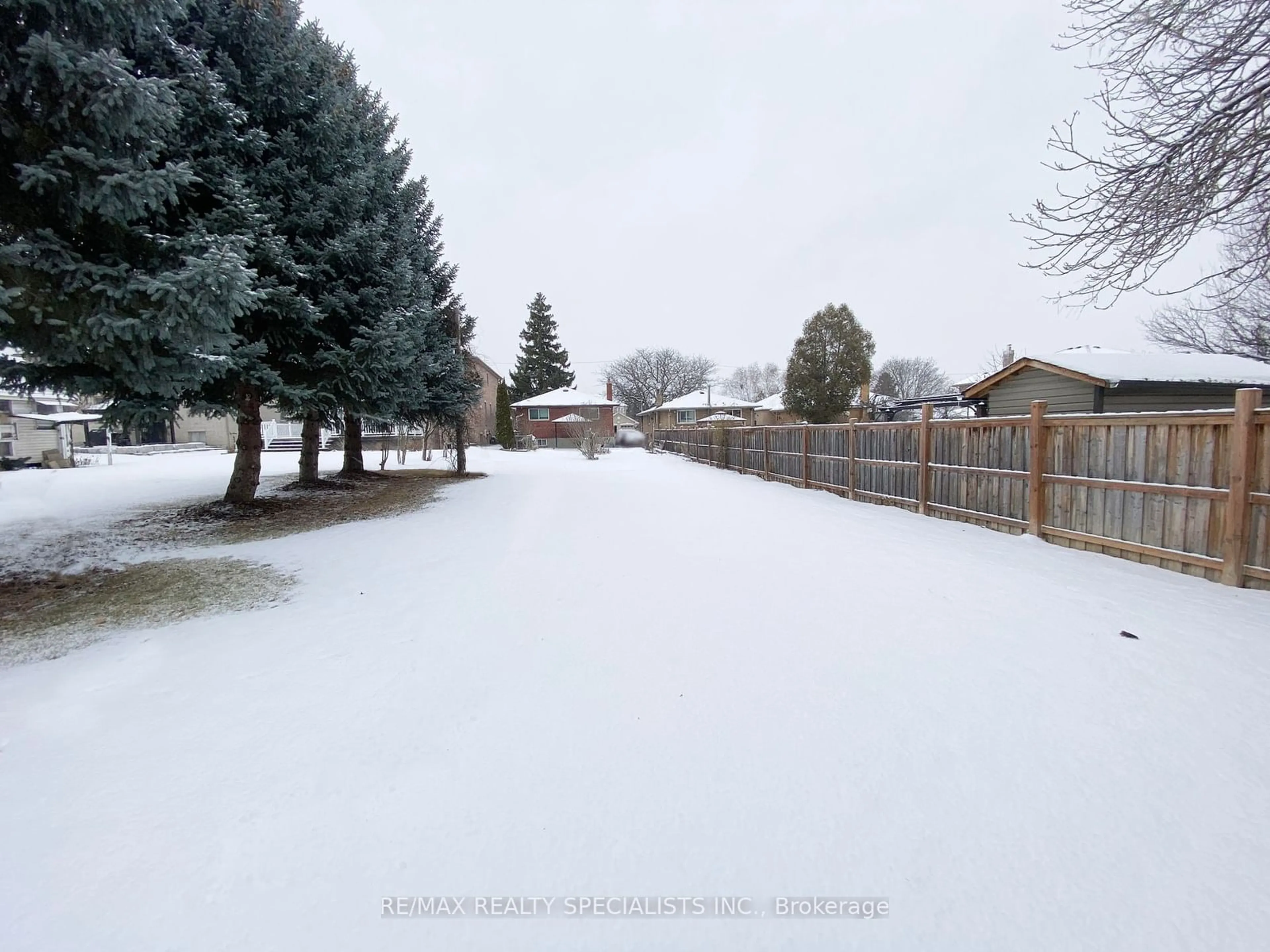 A pic from outside/outdoor area/front of a property/back of a property/a pic from drone, street for 95 Gaydon Ave, Toronto Ontario M9M 1G8