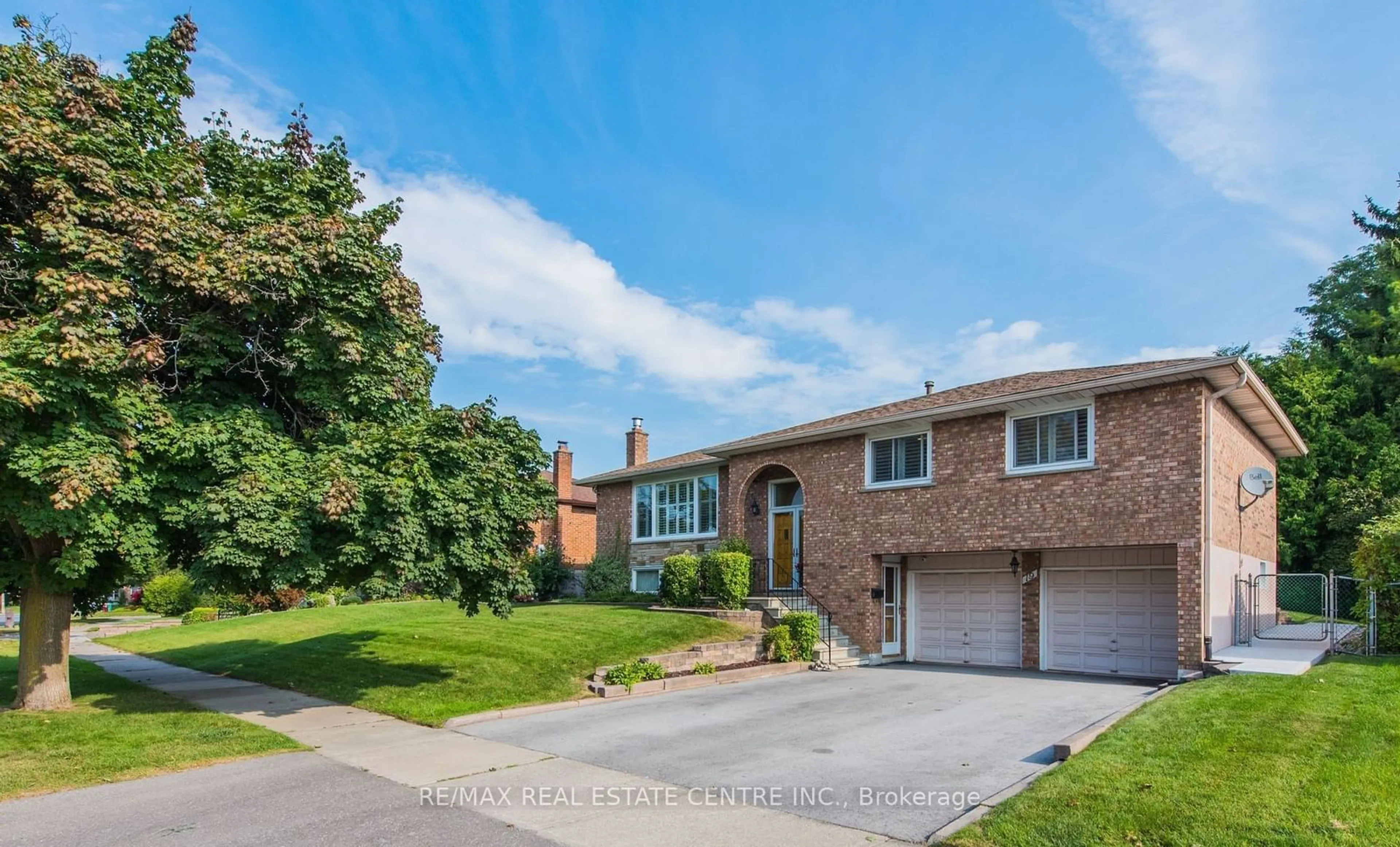 Home with brick exterior material, street for 19 Meadowland Gate, Brampton Ontario L6W 3N8