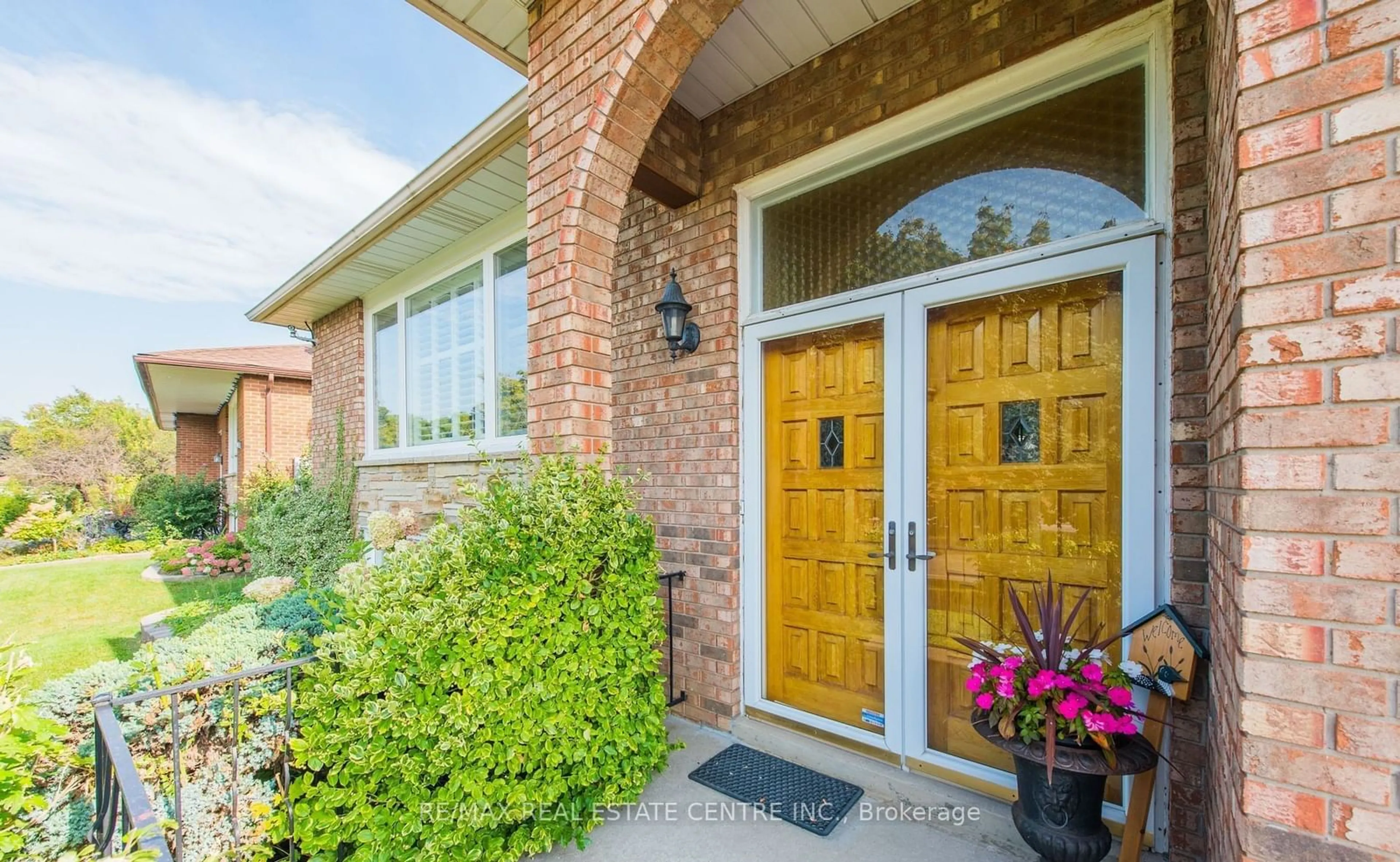 Home with brick exterior material, street for 19 Meadowland Gate, Brampton Ontario L6W 3N8