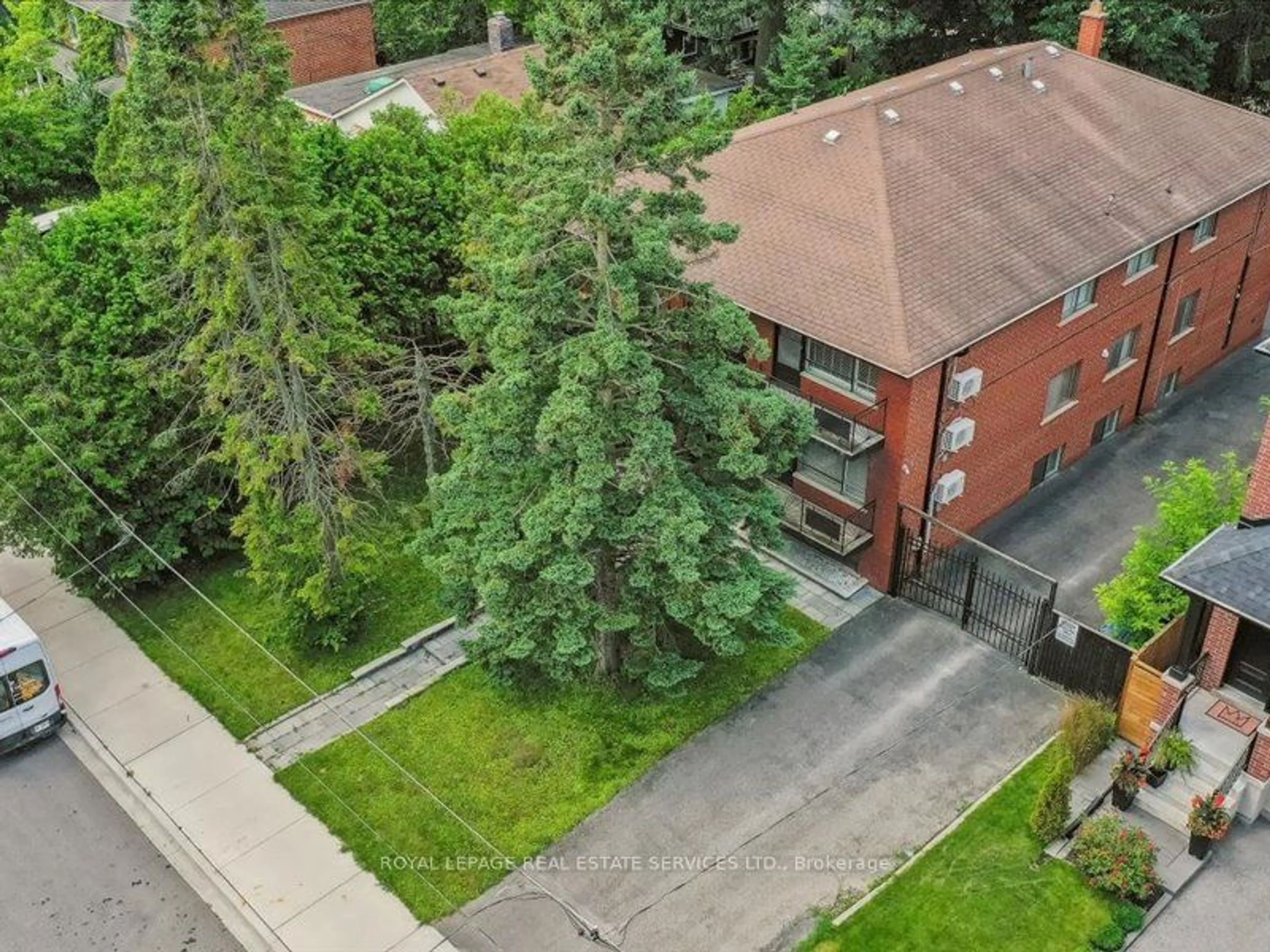 A pic from outside/outdoor area/front of a property/back of a property/a pic from drone, city buildings view from balcony for 18 Thirty Third St, Toronto Ontario M8W 3G9