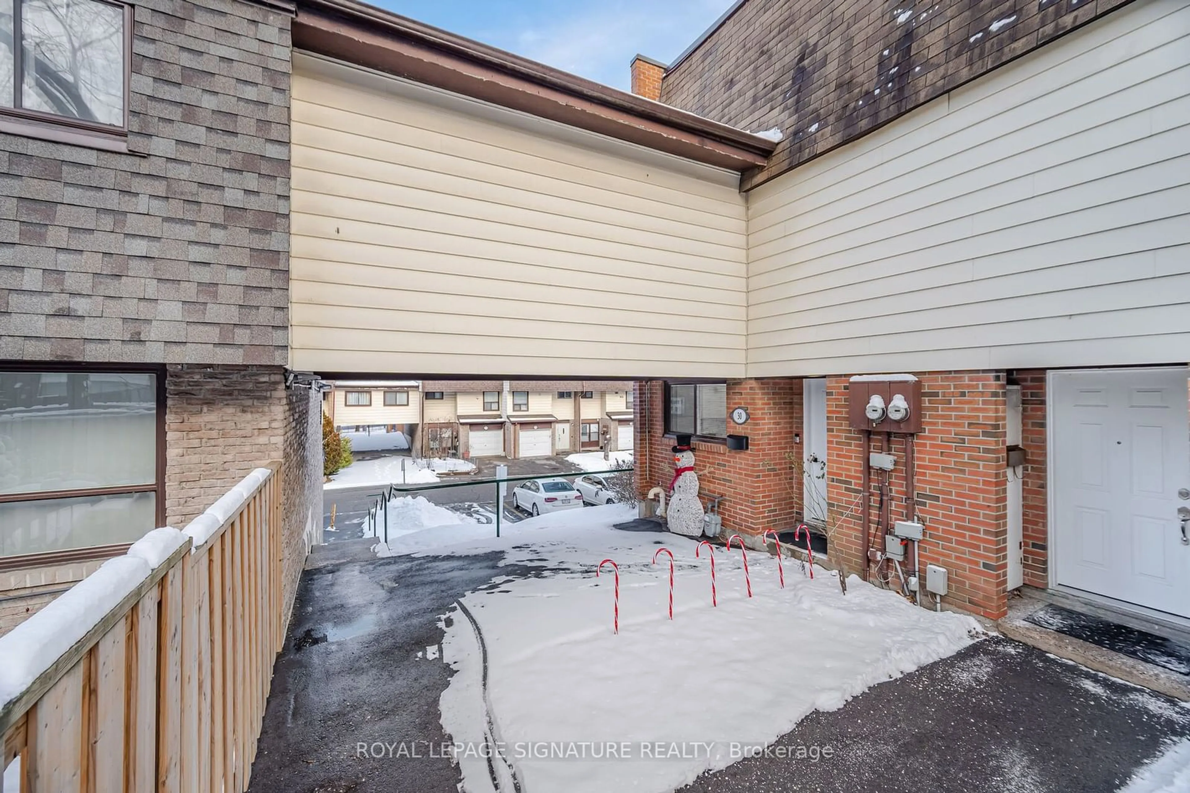 A pic from outside/outdoor area/front of a property/back of a property/a pic from drone, building for 180 Mississauga Valley Blvd #30, Mississauga Ontario L5A 3M2