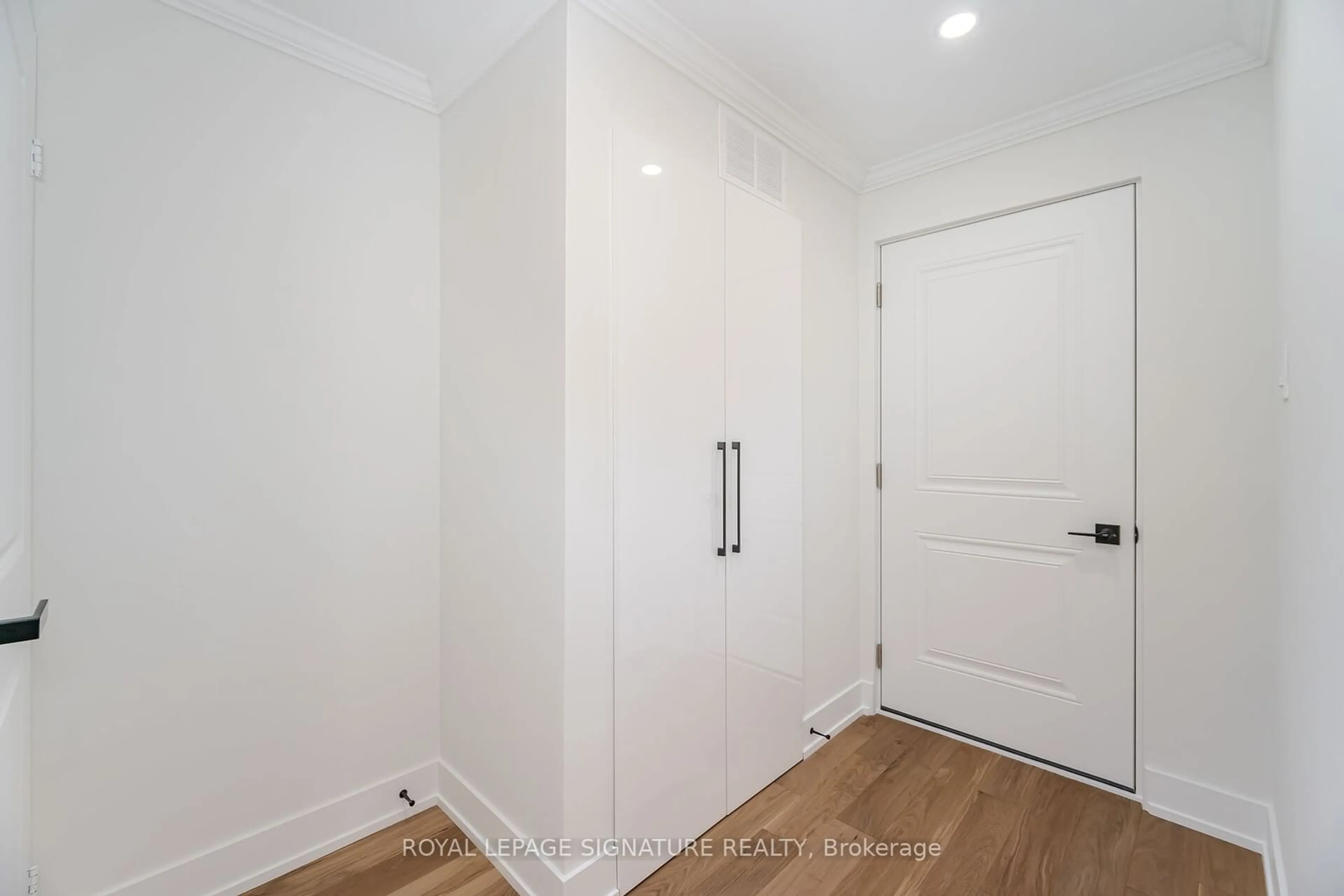 Indoor entryway for 180 Mississauga Valley Blvd #30, Mississauga Ontario L5A 3M2