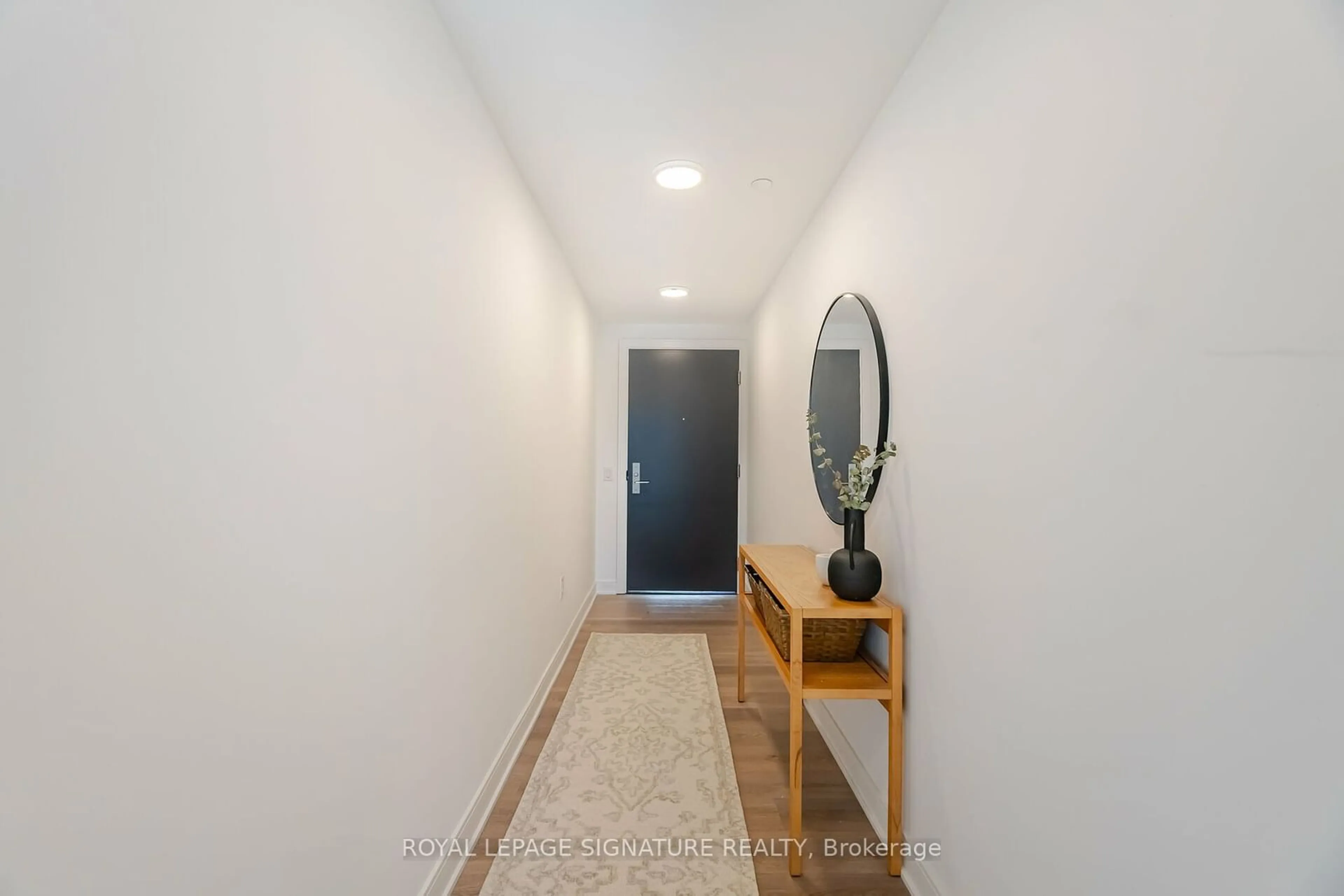 Indoor entryway for 86 Dundas St #914, Mississauga Ontario L5A 0B1