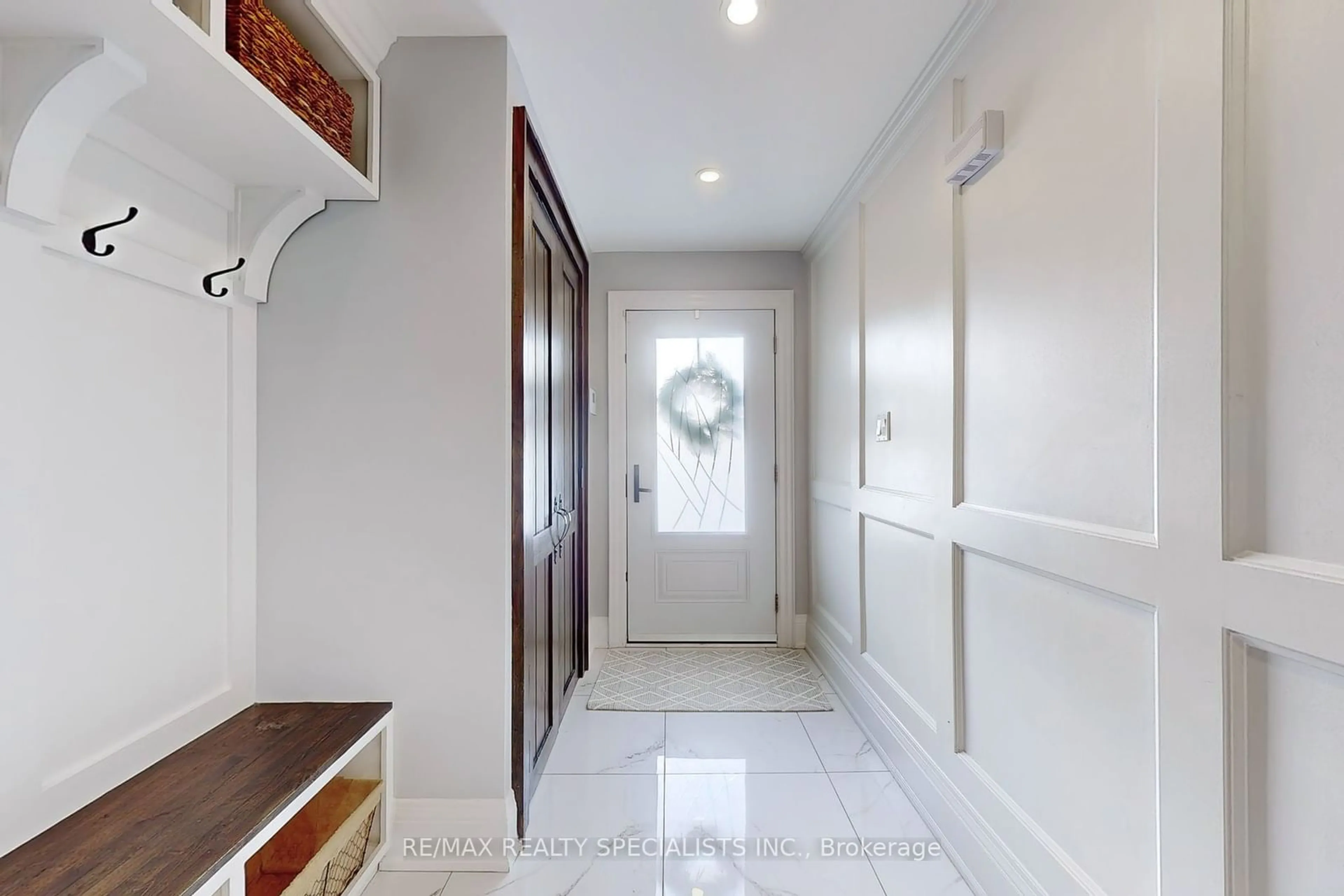 Indoor entryway for 605 Churchill Ave, Milton Ontario L9T 3A1