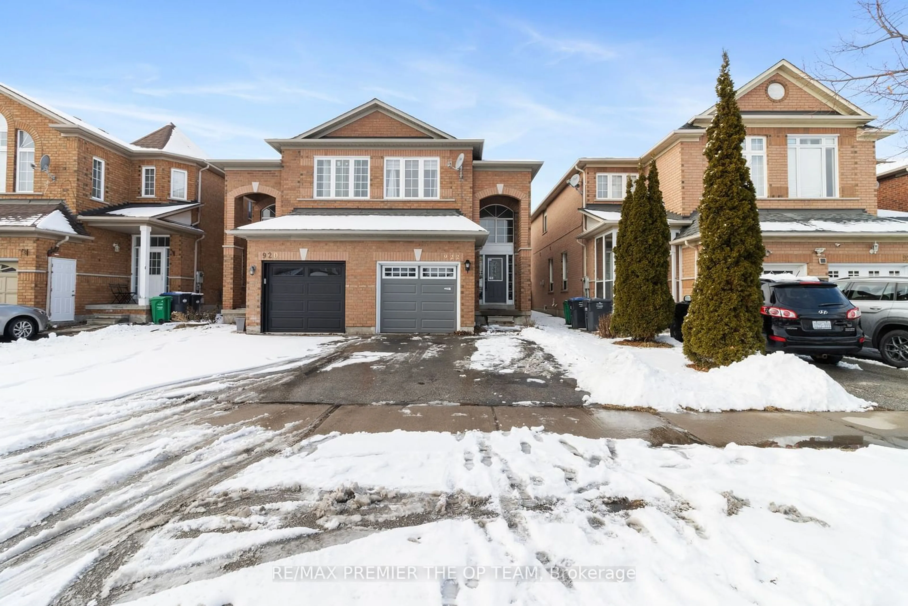 Home with brick exterior material, street for 922 Ledbury Cres, Mississauga Ontario L5V 2P8