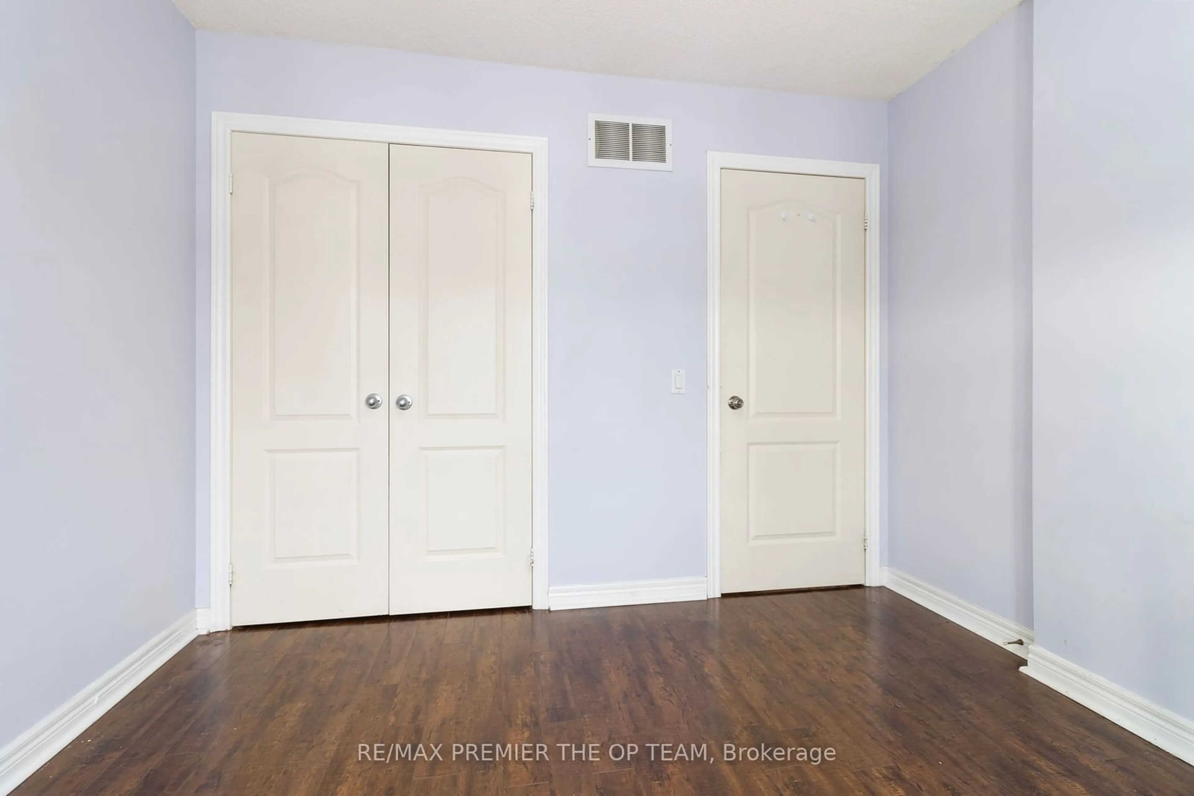 A pic of a room for 922 Ledbury Cres, Mississauga Ontario L5V 2P8